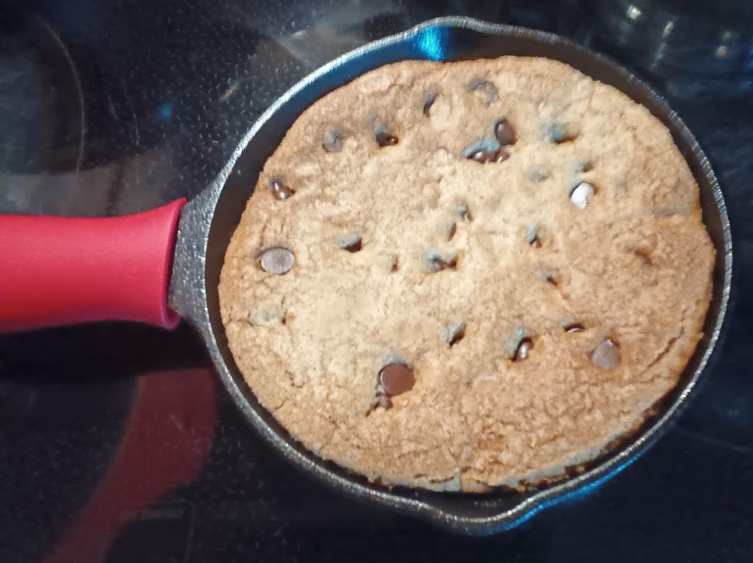 Lodge Seasoned Cast Iron Skillet 10.25 Inches - PFAS-Free, Non-Toxic Cookware - Use with an Oven, Stove, Grill, or Campfire - Naturally Non-Stick & Oven Safe customer photo 2