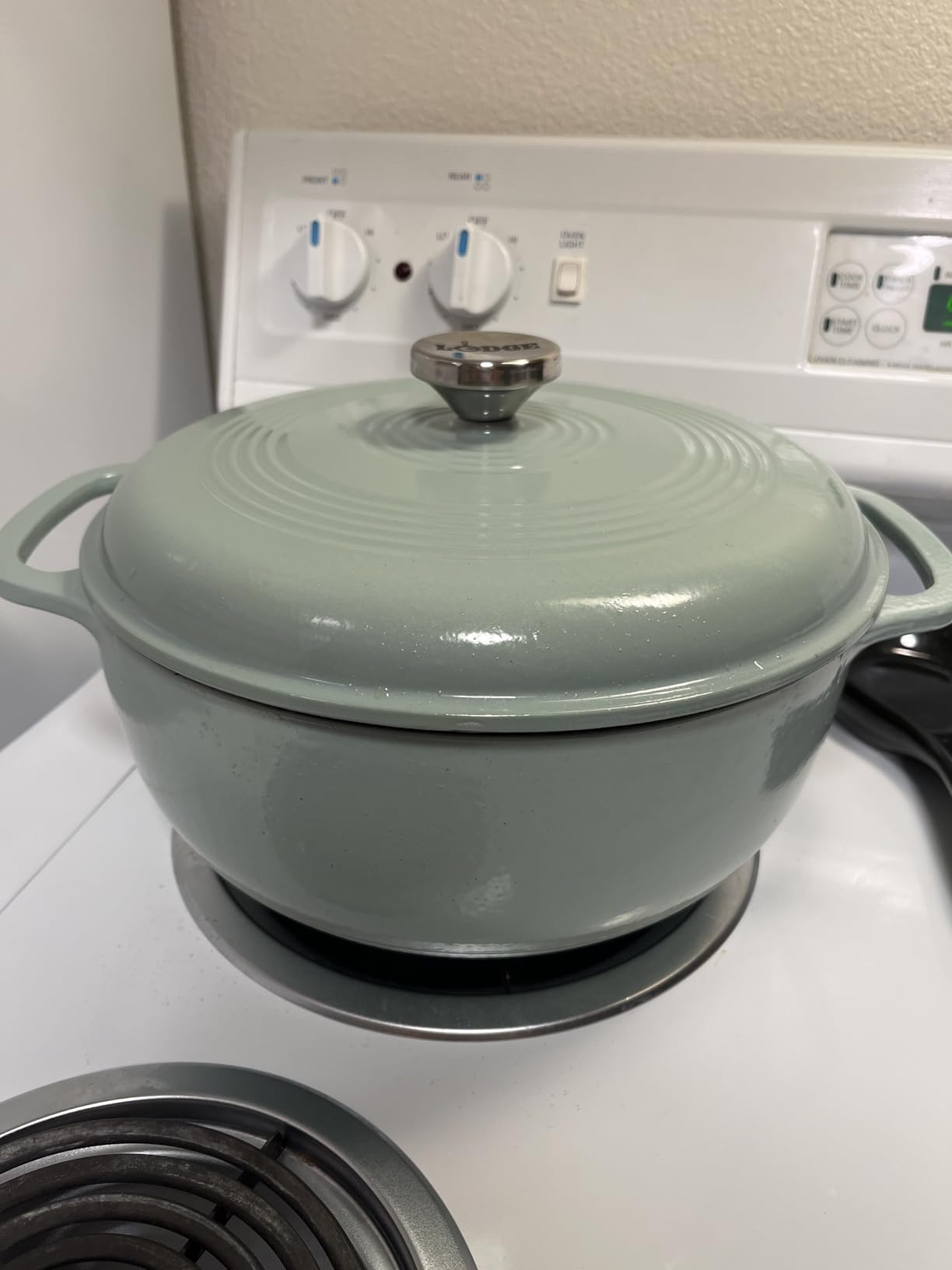 Lodge Essential Enamel Cast Iron Dutch Oven 6 Quarts, Oyster White customer photo 1