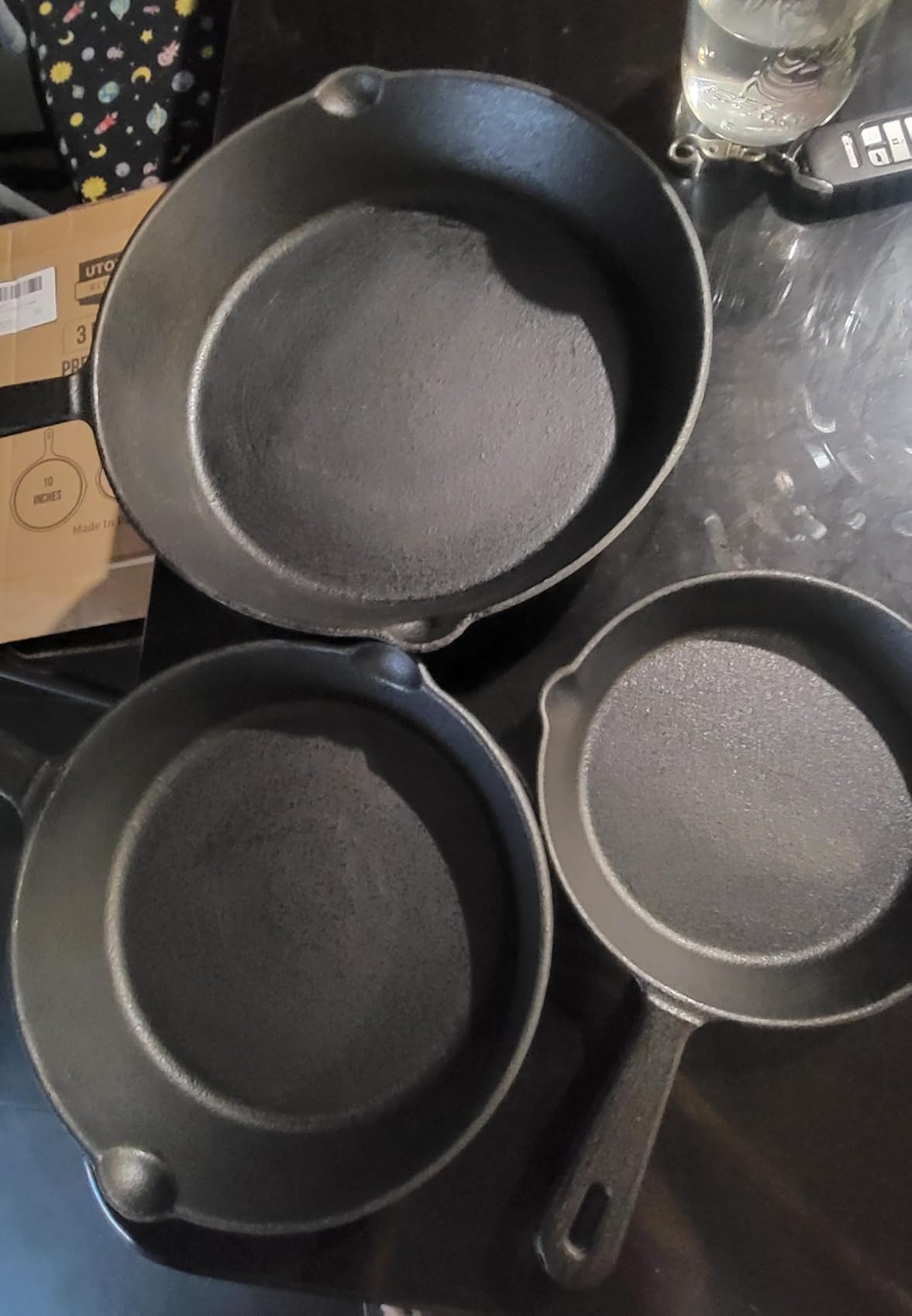 Utopia Kitchen Cast iron Skillets 3 Piece Set, Chefs Pan, Pre Seasoned Cast iron Skillets, 6, 8 & 10 Inches, Easy Use in the Oven, Stove, Grill, or Campfire, Black customer photo 2
