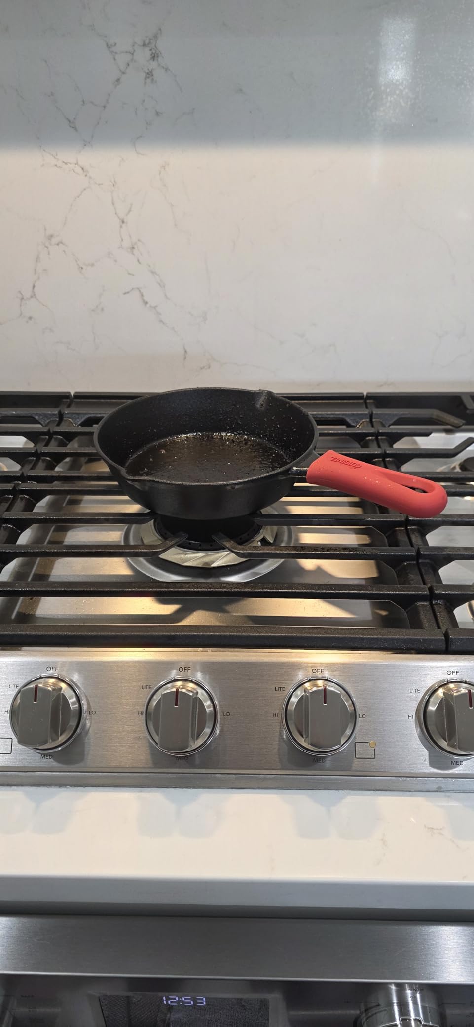 Cuisinel 12-Inch Cast Iron Skillet - Pre-Seasoned Frying Pan with Assist Handle & Silicone Handle Holder - Oven, Stovetop, Grill & Campfire Safe Cookware - PFAS & PFOA-Free customer photo 1