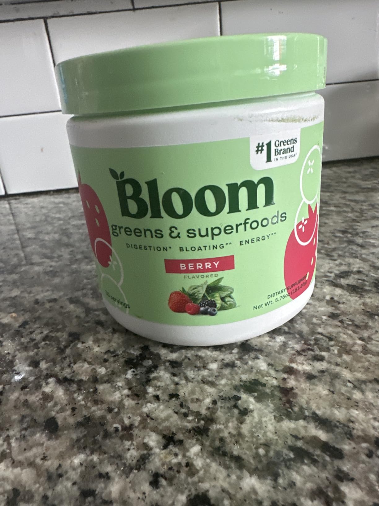 Bloom Nutrition Superfood Greens Powder, Digestive Enzymes with Probiotics and Prebiotics, Gut Health, Bloating Relief for Women, Chlorella, Green Juice Mix with Beet Root Powder, 30 SVG, Berry customer photo 2
