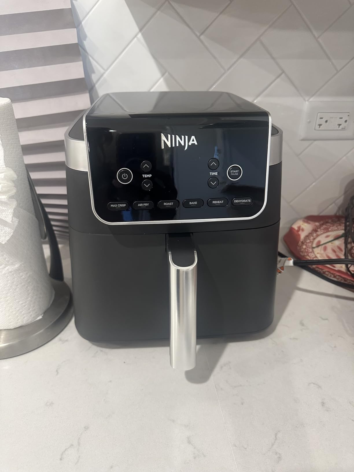 Ninja XL Air Fryer with MaxCrisp, 6.5 QT Capacity, 6-in-1 Max Crisp, Air Fry, Roast, Bake, Reheat and Dehydrate, 450F Temp, Nonstick Basket, Crisper Plate and Recipe Guide, Grey, AF181 customer photo 1