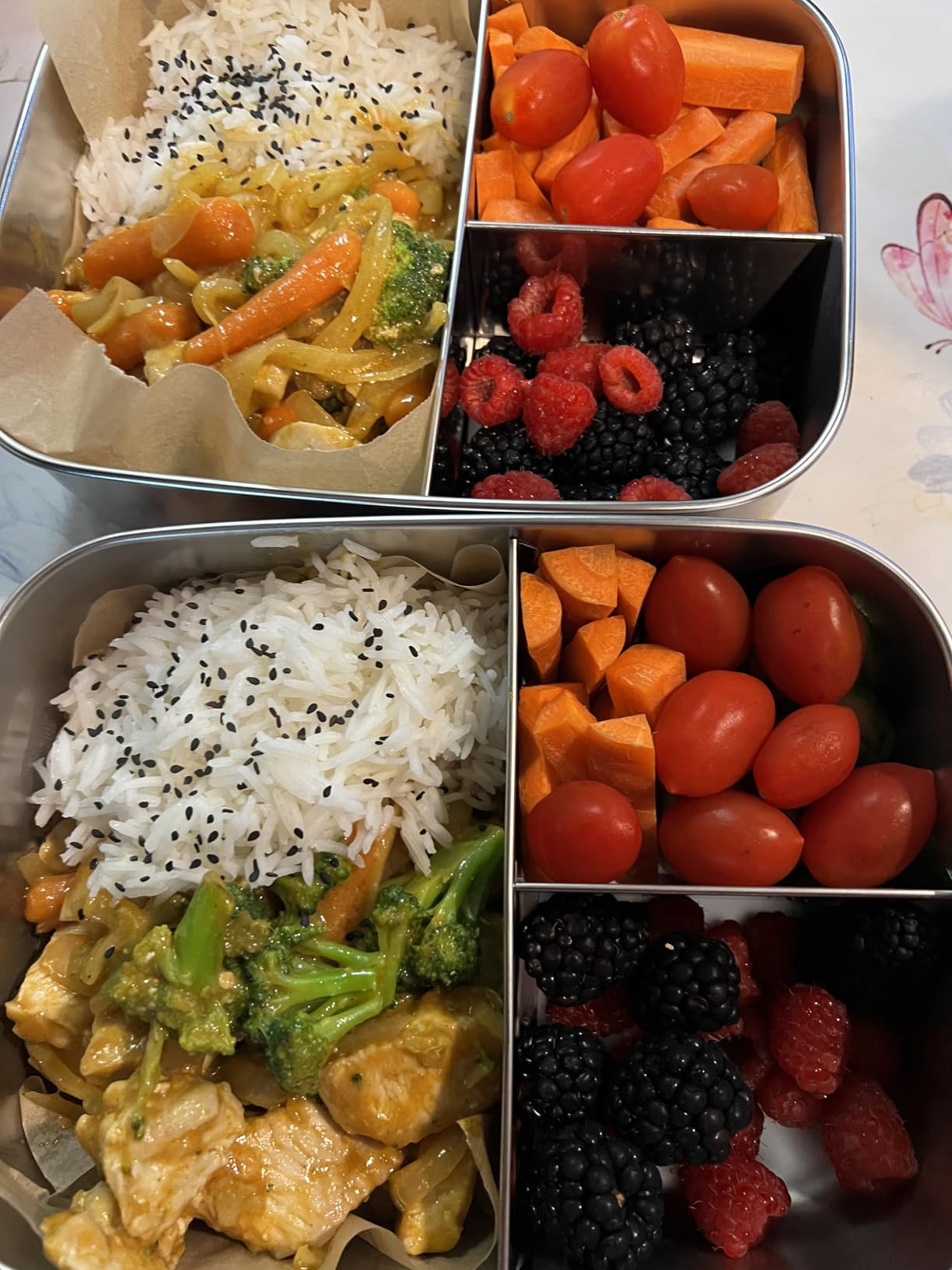 Everusely Bento Box - Sage, 27oz / 0.8L - Stainless Steel Lunch Box with Leakproof Condiment Container - 3 Compartment Snack Organizer for On the Go Meals - Freezer & Dishwasher Safe customer photo 1