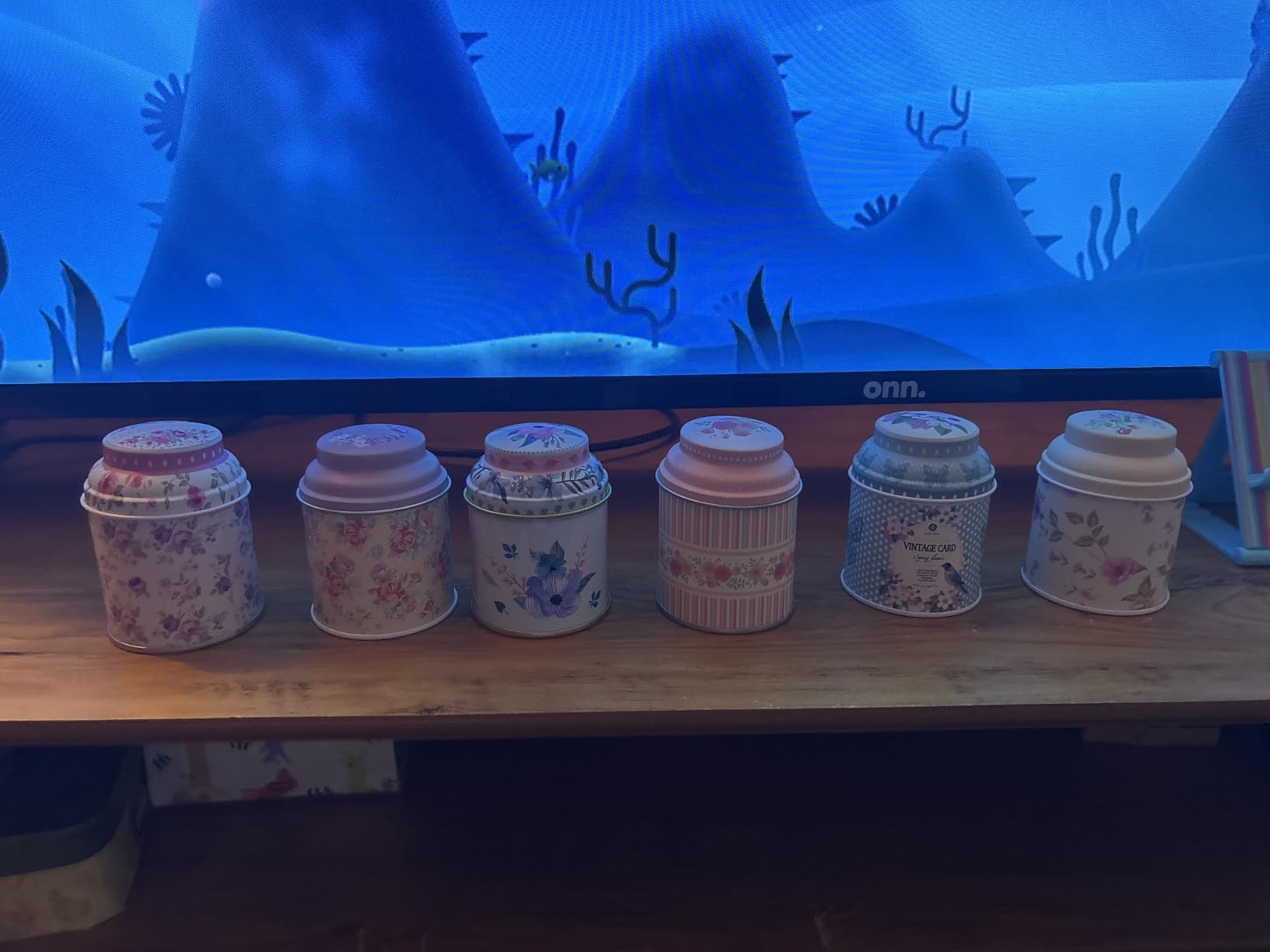 TooGet Tea Tin Canisters 6Pcs - Loose Leaf Tea Storage Small Empty Tins Vintage Round Airtight Storage Tin Containers with Lids, Tinplate for Teas, Coffee, Herbal, Spices & Dry Food (3.93 x 4.13 in) customer photo 1