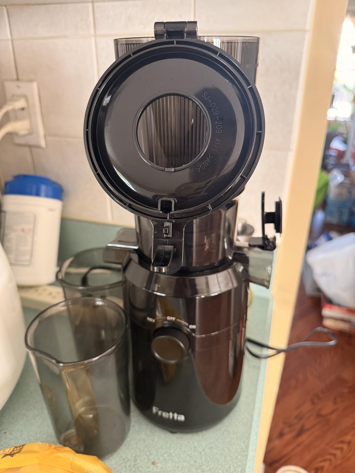 Fretta Compact Cold Press Juicer with PCTG Material from US, Fit Whole Fruits & Vegetables, BPA-Free, Easy to Clean (Pure Black, 1.0 L) customer photo 1