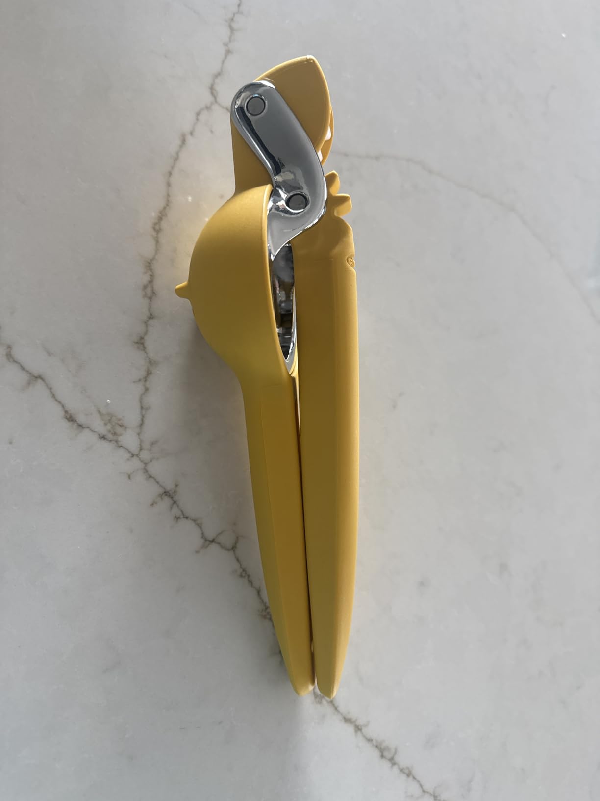 Chef'n FreshForce Lemon Squeezer Citrus Juicer, Manual Hand Press with Dual-Gear Power for Maximum Juice Extraction, Durable, Yellow customer photo 2