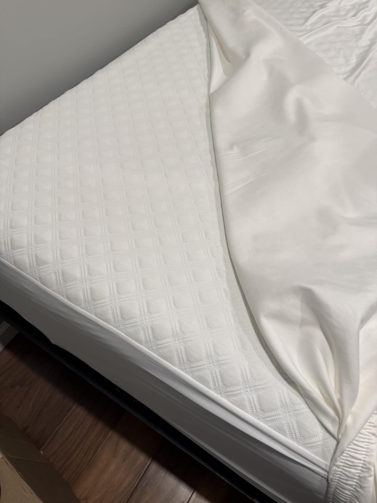 SafeRest Waterproof Queen Size Mattress Protector - Fitted with Stretchable Pockets - Machine Washable Cotton Blend Mattress Cover for Bed customer photo 1