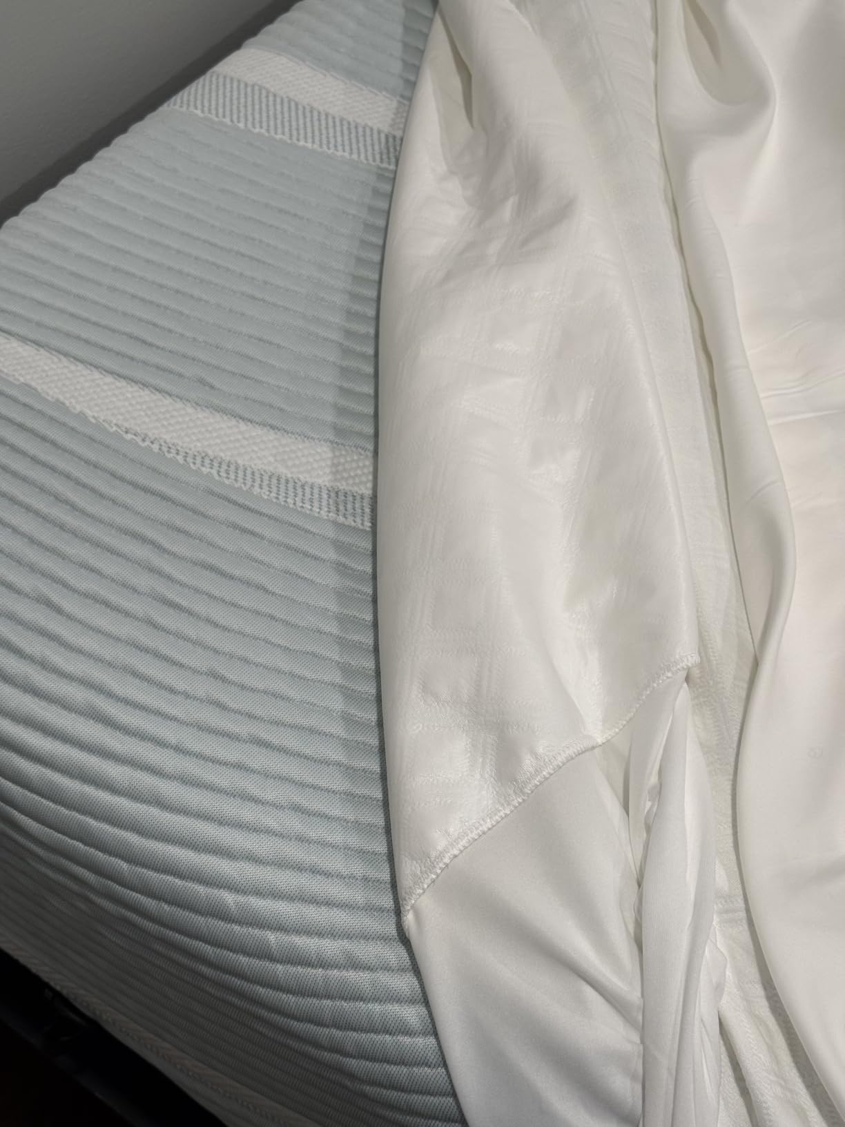 SafeRest Waterproof Queen Size Mattress Protector - Fitted with Stretchable Pockets - Machine Washable Cotton Blend Mattress Cover for Bed customer photo 2