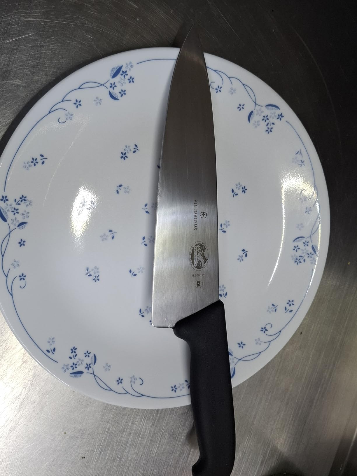 Victorinox Fibrox Pro Chef's Knife, 8 Inch - Swiss Army Kitchen Knife, High Carbon Stainless Steel Blade, Non-Slip Fibrox Handle, Dishwasher Safe, Black customer photo 2