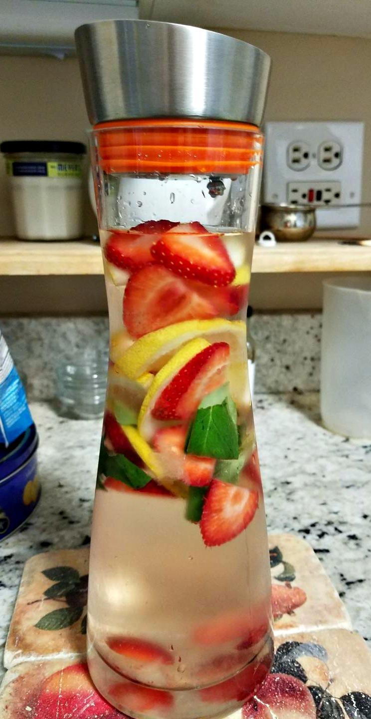 Grosche Rio - Glass Pitcher with Lid - Glass Juice Pitcher - Clear Glass Drink Pitcher - Infused Glass Water Pitcher and Drink Infuser 1000ml, 32 Oz customer photo 1