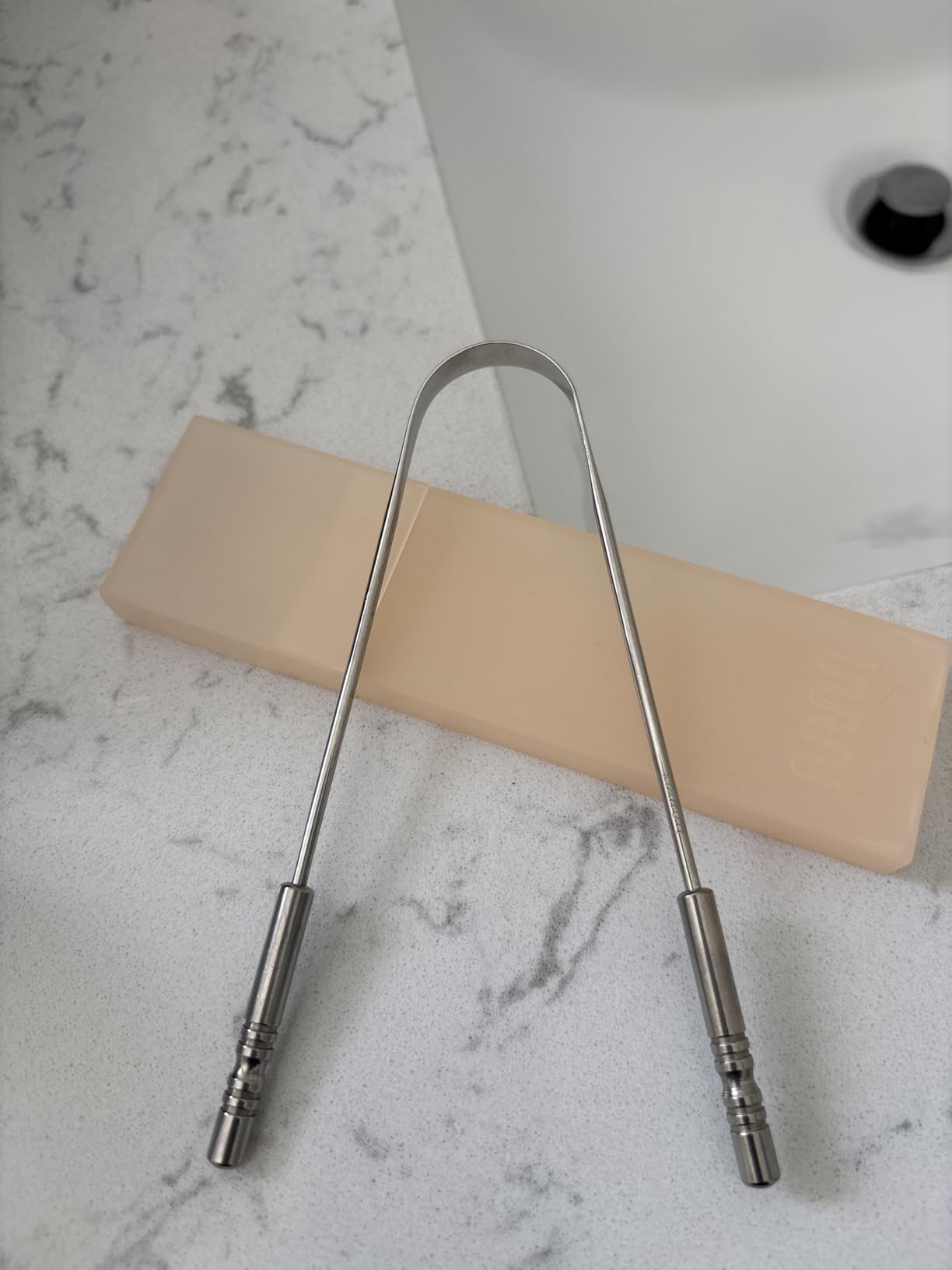 MasterMedi Tongue Scraper for Adults with Multicolor Travel Cases (2 Pack), 100% Stainless Steel, Reduce Bad Breath, Tongue Scrubber, Easy to Use, Tongue Cleaner for Oral Care & Hygiene customer photo 1