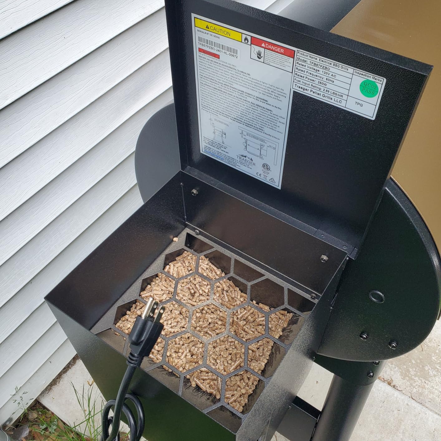 Traeger Grills Pro 22 Wood Pellet Grill & Smoker, Electric Pellet Smoker Grill Combo, 6-in-1 BBQ Versatility, 572 sq. in. Grilling Capacity, Meat Probe, 450 Degree Max Temperature, 18LB Hopper, Bronze customer photo 1