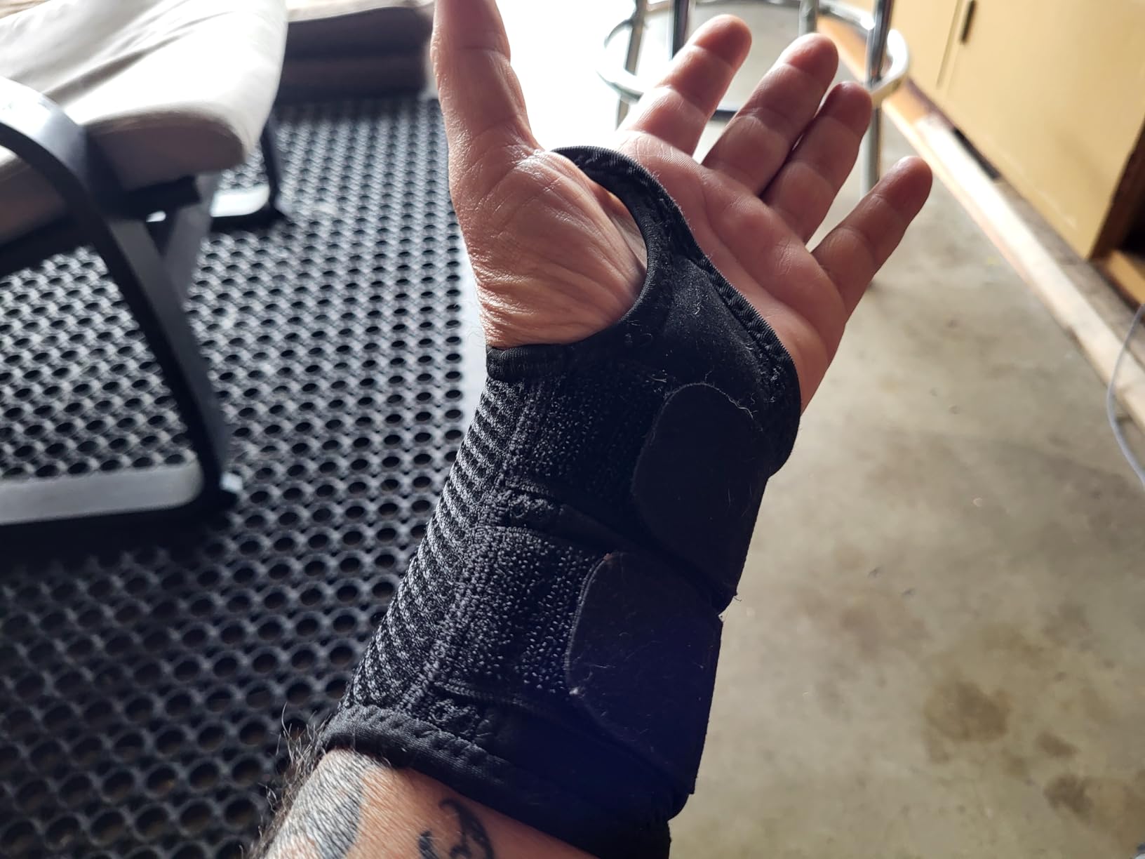 Copper Compression Advanced Wrist Brace - Copper Infused Adjustable Orthopedic Support Splint for Pain, Carpal Tunnel, Arthritis, Tennis Elbow, Tendinitis, RSI, Ganglion Cyst for Men Women Right S/M customer photo 1