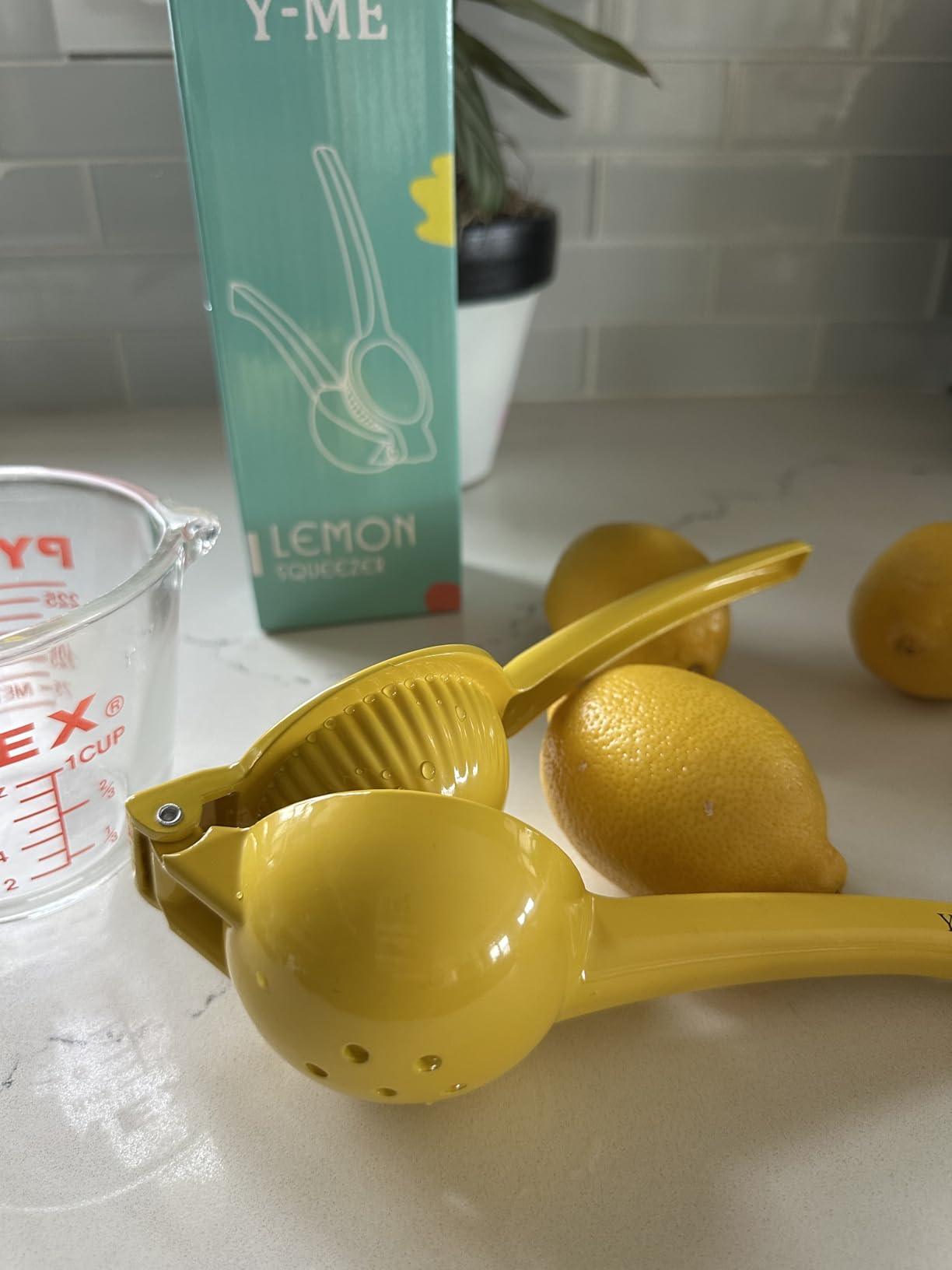 Y-ME Manual Juicer Citrus Lemon Squeezer, Fruit Juicer Lime Press Metal, Professional Hand Juicer Kitchen Tool(Yellow) customer photo 1