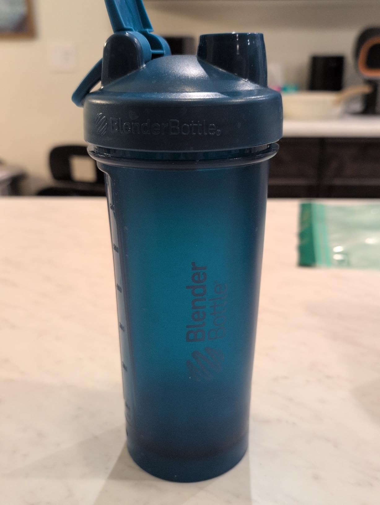 BlenderBottle Classic V2 Shaker Bottle Perfect for Protein Shakes and Pre Workout, 20-Ounce, Clear/Black customer photo 1