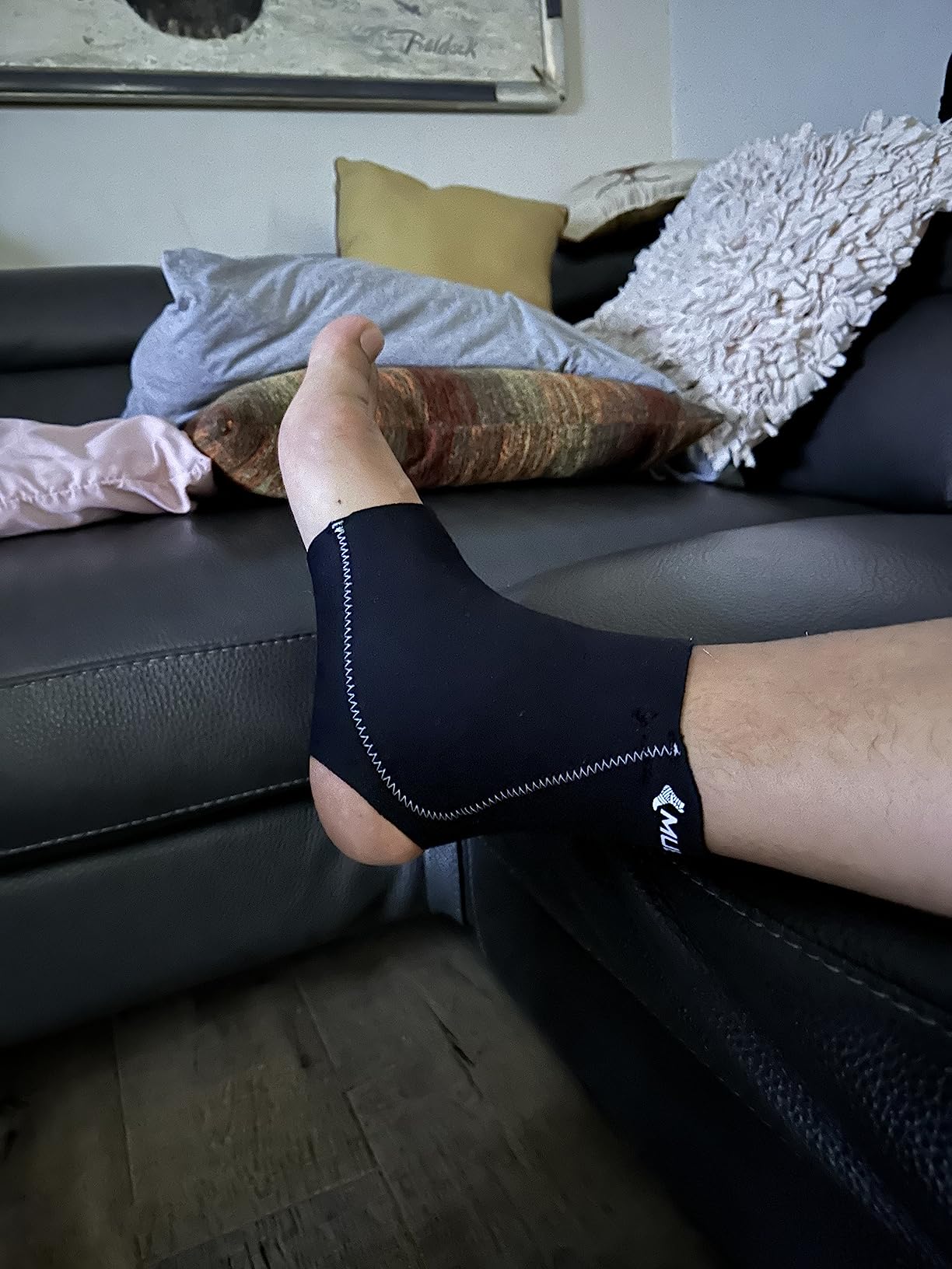 Mueller Sports Medicine Neoprene Ankle Support Sleeve, Ankle Pain Relief Support for Men and Women, Ideal for Sprains, Strains, Arthritis, Black customer photo 1