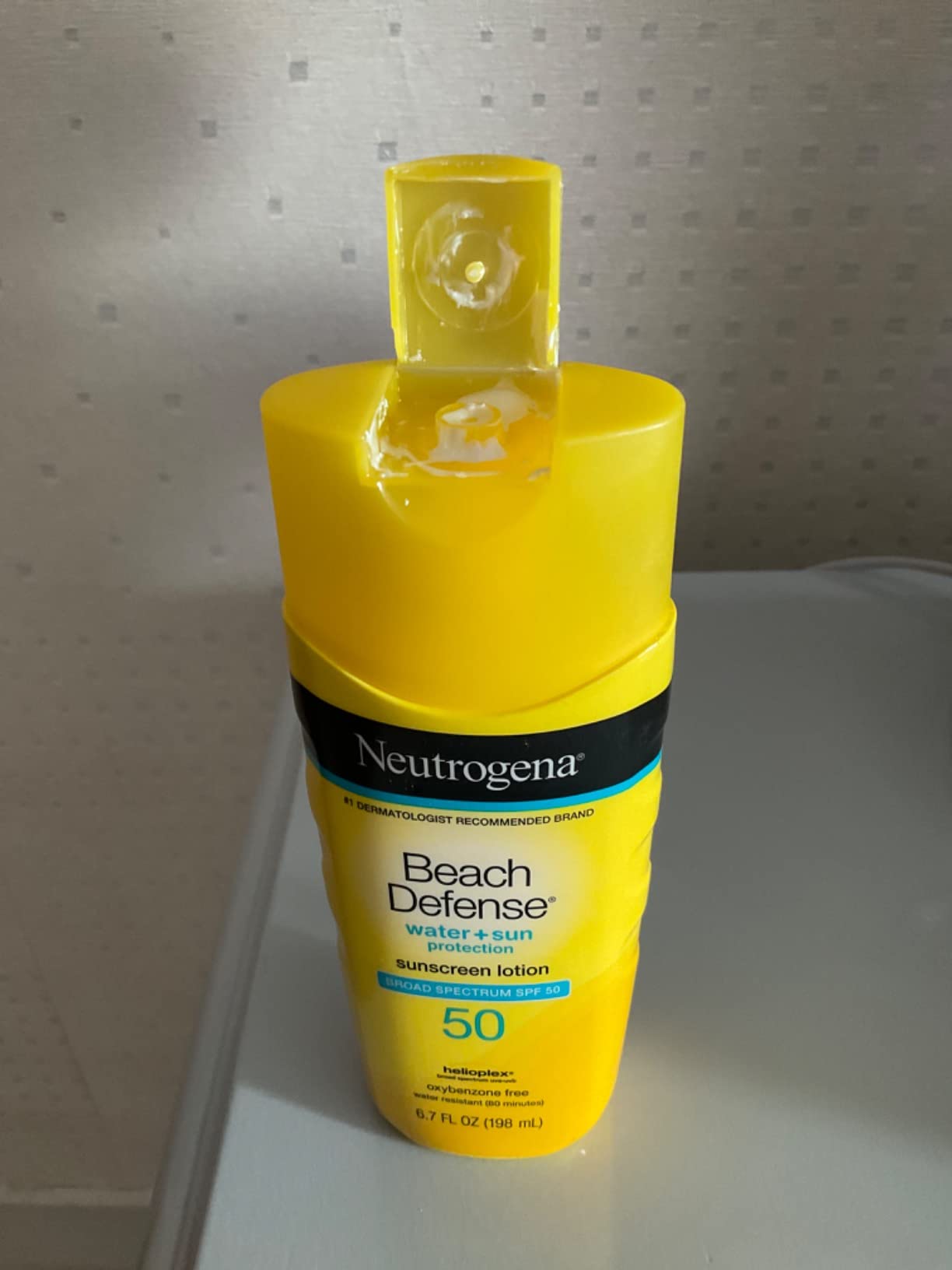 Neutrogena Sunscreen Lotion Beach Defense SPF 50, Face and Body Sunscreen, Hawaii Reef Act 104 Compliant, Octinoxate & Oxybenzone Free, Oil Free, Fast Absorbing Sun Care, 6.7 fl oz customer photo 2
