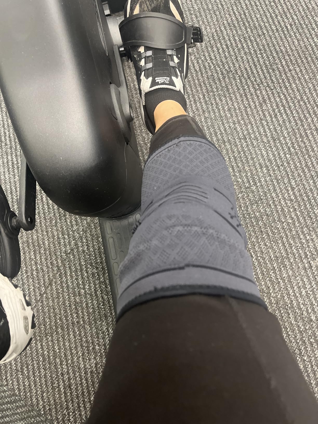 UFlex Athletics Knee Brace for Men and Women Knee Compression Sleeve Support Wraps for Arthritis Joint Pain Relief, Workout, Swelling, Sports, Circulation, Running, Recovery for ACL & Meniscus Tear customer photo 2