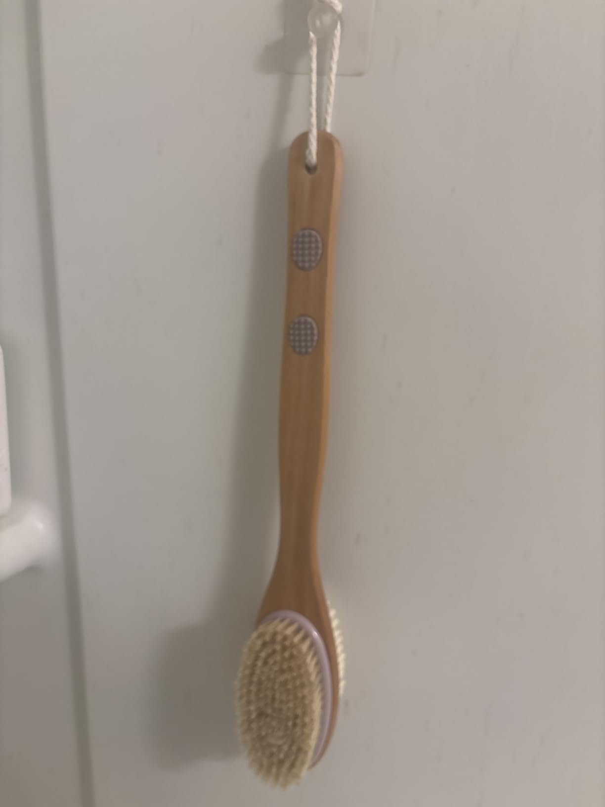 MainBasics Back Scrubber Shower Brush Long Handle Dual Sided Body Brush with Exfoliating Soft Bristles for Back Scrubbing Deep Cleaning and Body Wash (Lavender) customer photo 2