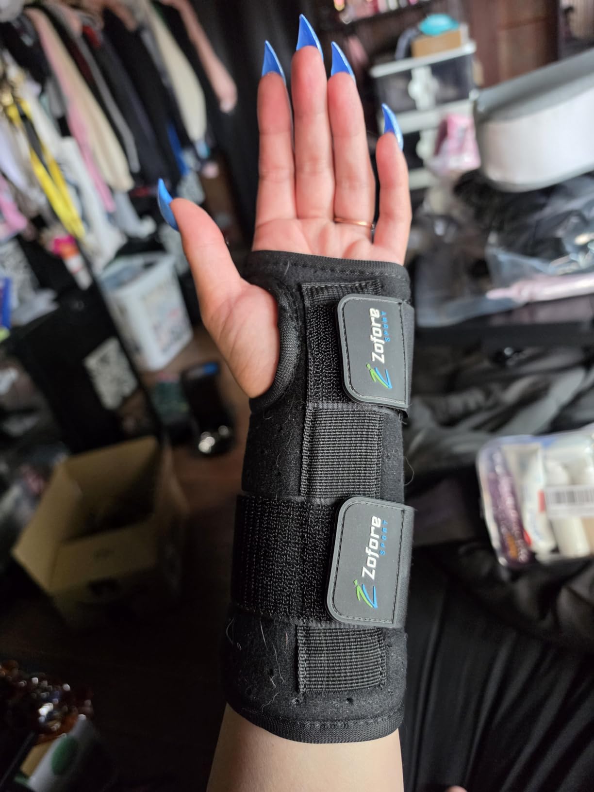 Carpal Tunnel Wrist Brace Support with 2 Straps and Metal Splint Stabilizer - Helps Relieve Tendinitis Arthritis Carpal Tunnel Pain - Reduces Recovery Time for Men Women - Right (L/XL) customer photo 1