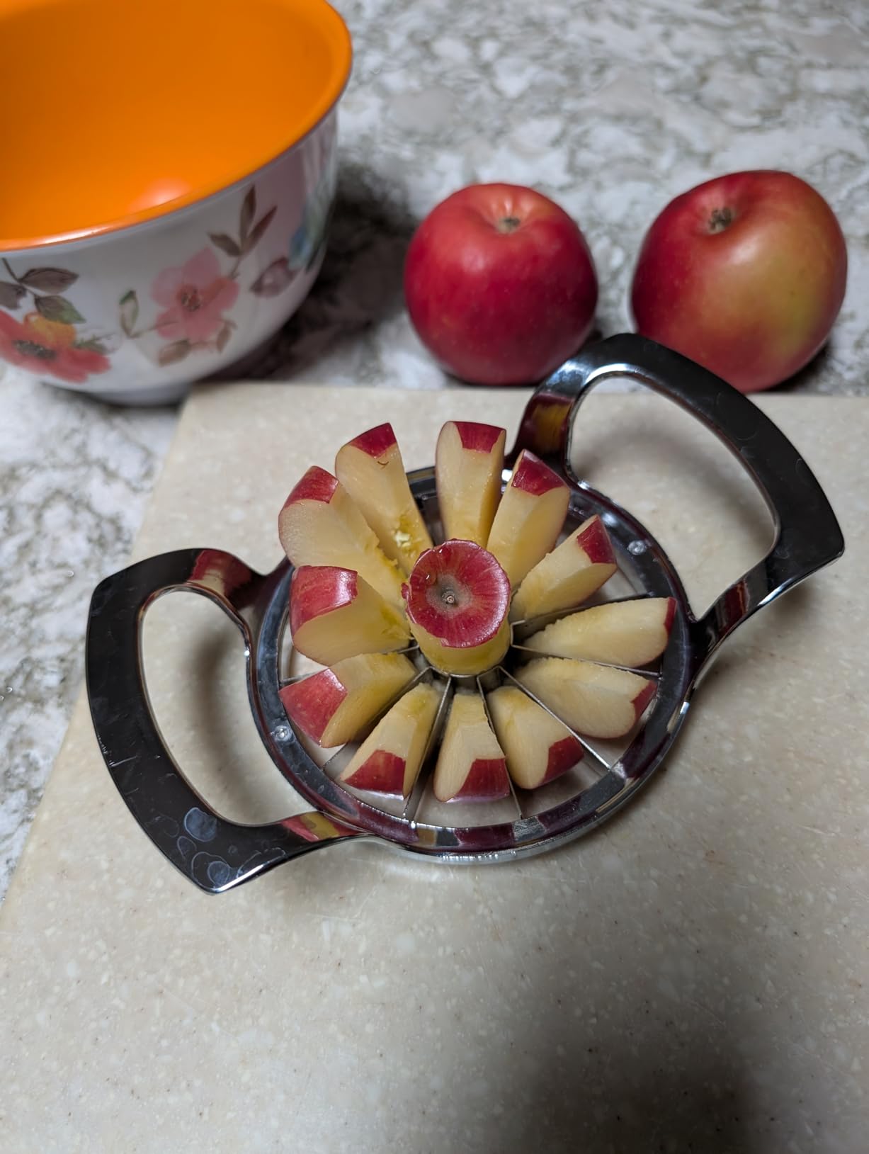 LIIGEMI Apple Slicer, 12-Blade Extra Large Apple Corer, Heavy Duty Stainless Steel Apple Cutter and Divider customer photo 2
