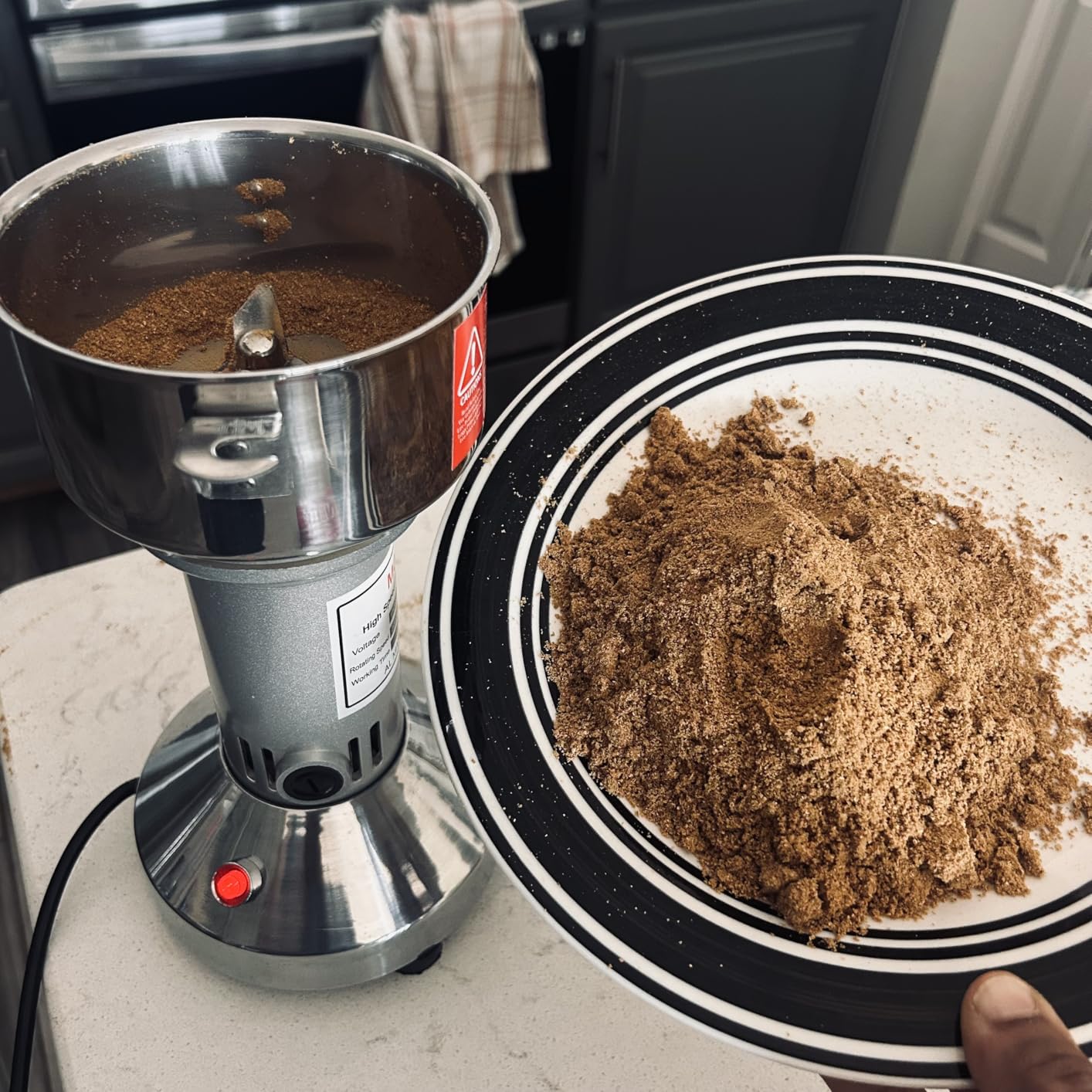 Grain Mill Grinder 750g High Speed Electric Stainless Steel Grinder Cereals Corn Flour Pulverizer Powder Machine for Dry Spice Herbs Grains Coffee Rice Pepper customer photo 2