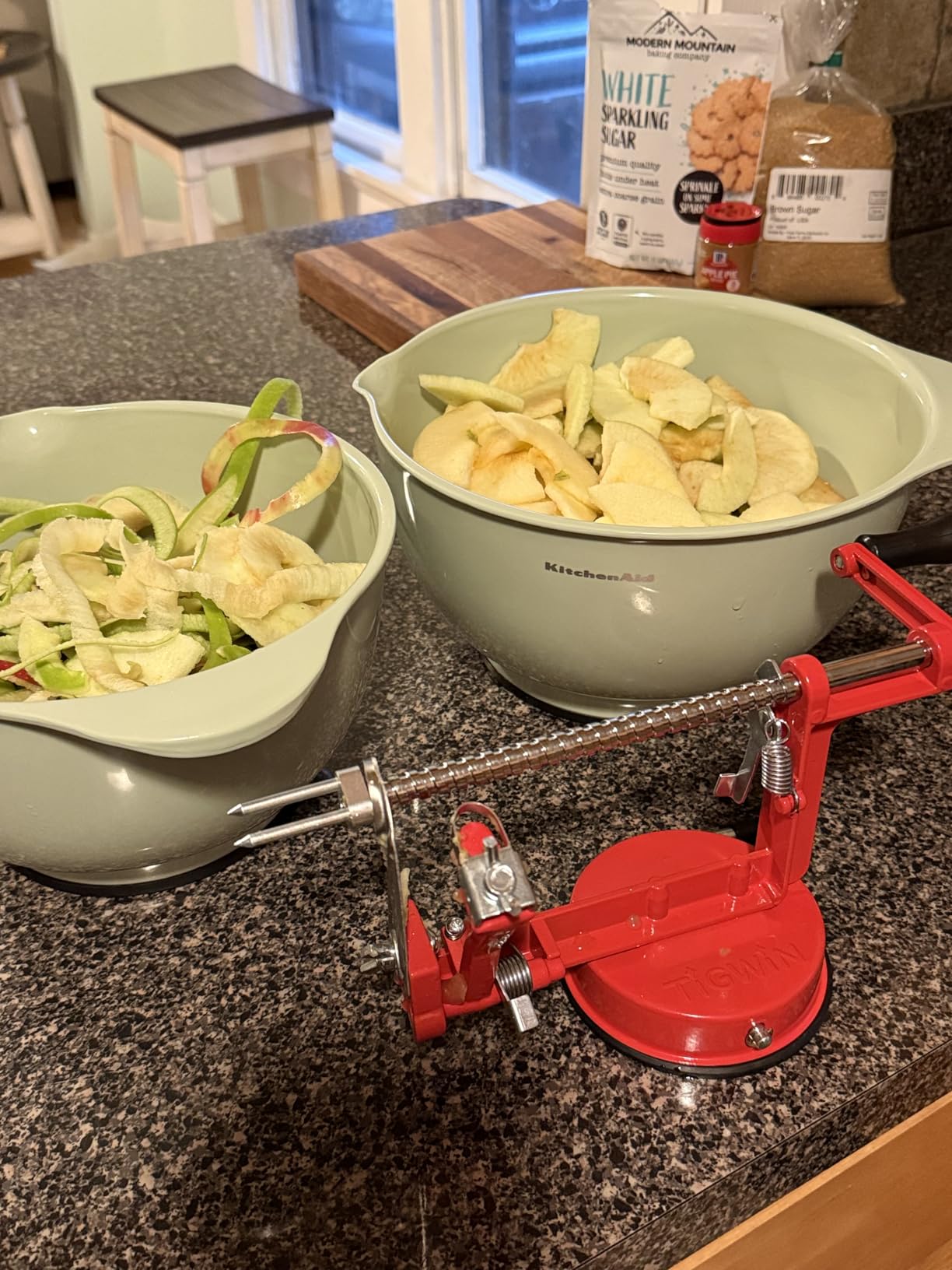 Apple Peeler Corer, Long lasting Chrome Cast Magnesium Alloy Apple Peeler Slicer Corer with Stainless Steel Blades and Powerful Suction Base for Apples and Potato(Red) customer photo 1