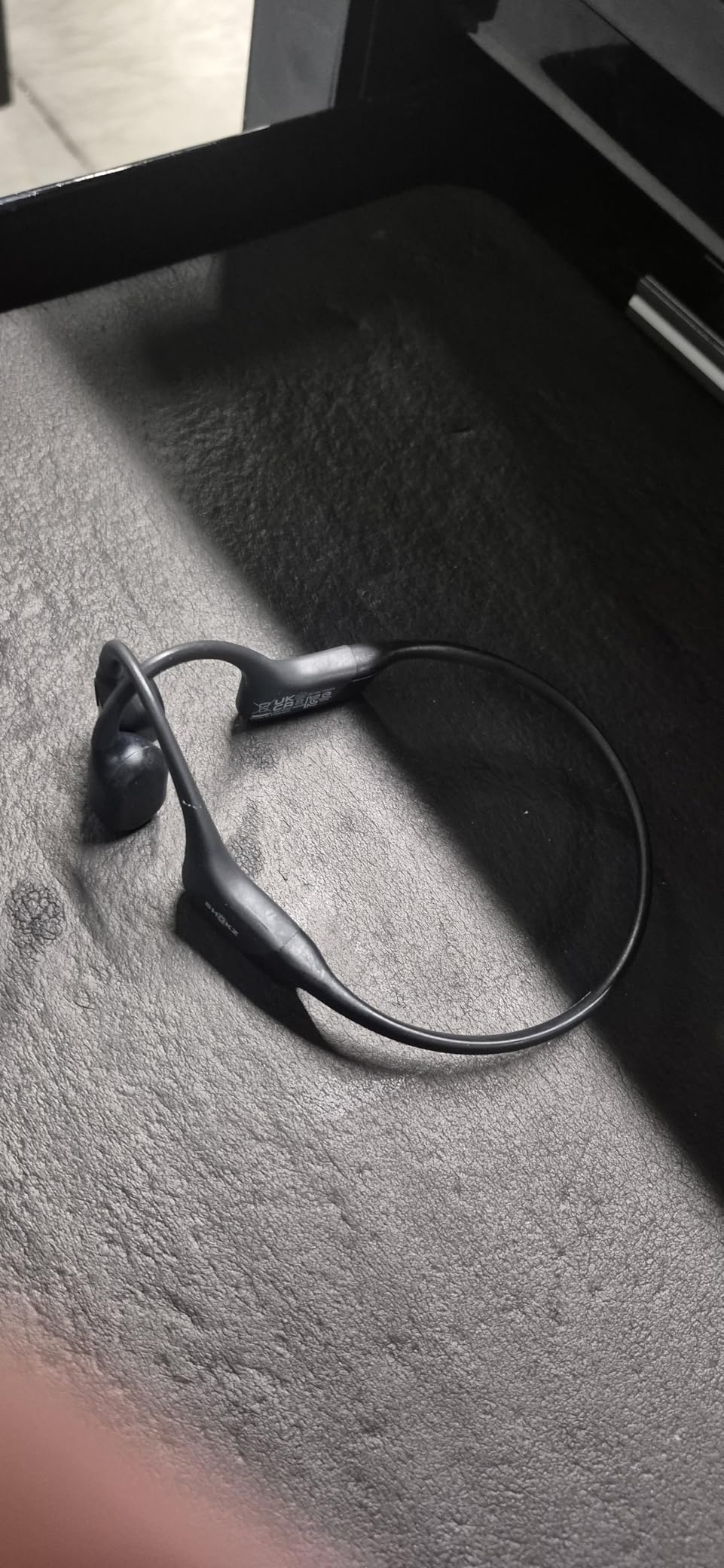 SHOKZ OpenRun Bone Conduction Open-Ear Bluetooth Sport Headphones, Running Workout Bundle with Waterproof Carrying Case & Sweat Headband, IP67 Sweat Resistant, 8H Playtime, Mic, Black customer photo 1