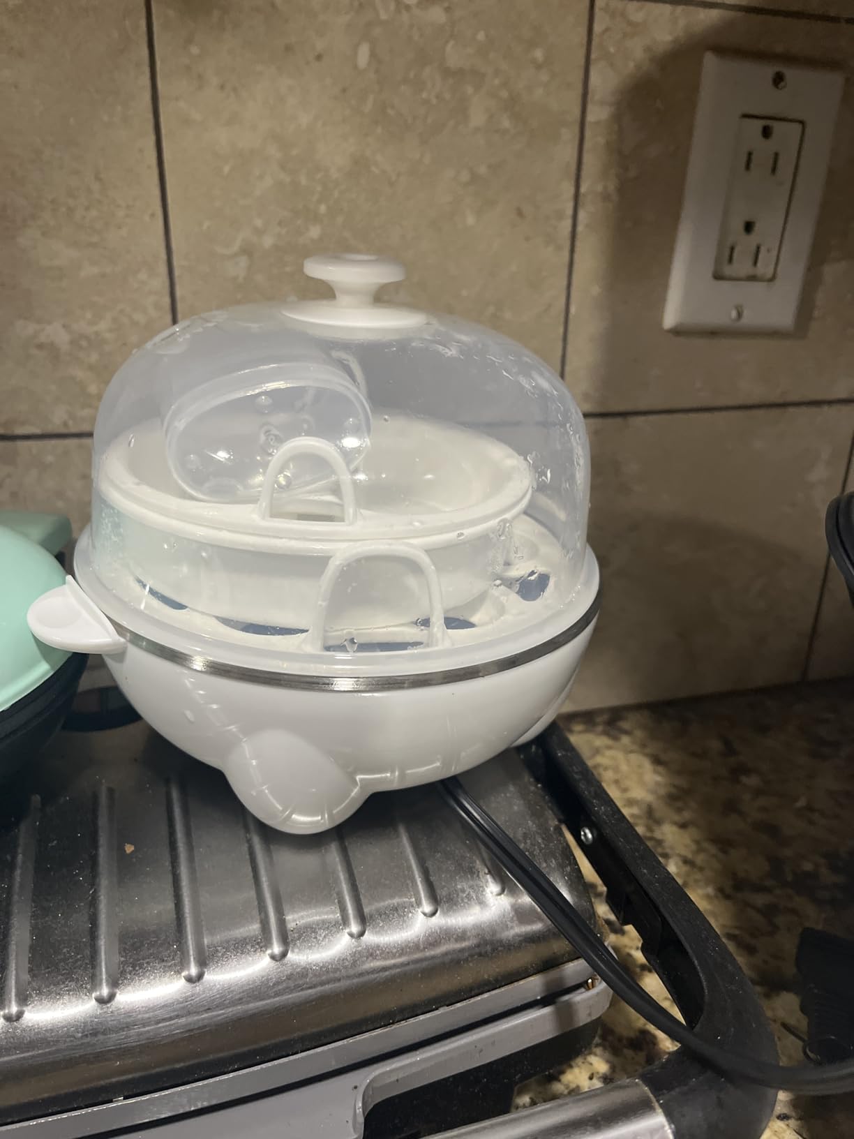 Elite Gourmet EGC-007## Rapid Egg Cooker, 7 Easy-To-Peel, Hard, Medium, Soft Boiled Eggs, Poacher, Omelet Maker, Auto Shut-Off, Alarm, 16-Recipe Booklet, White customer photo 1