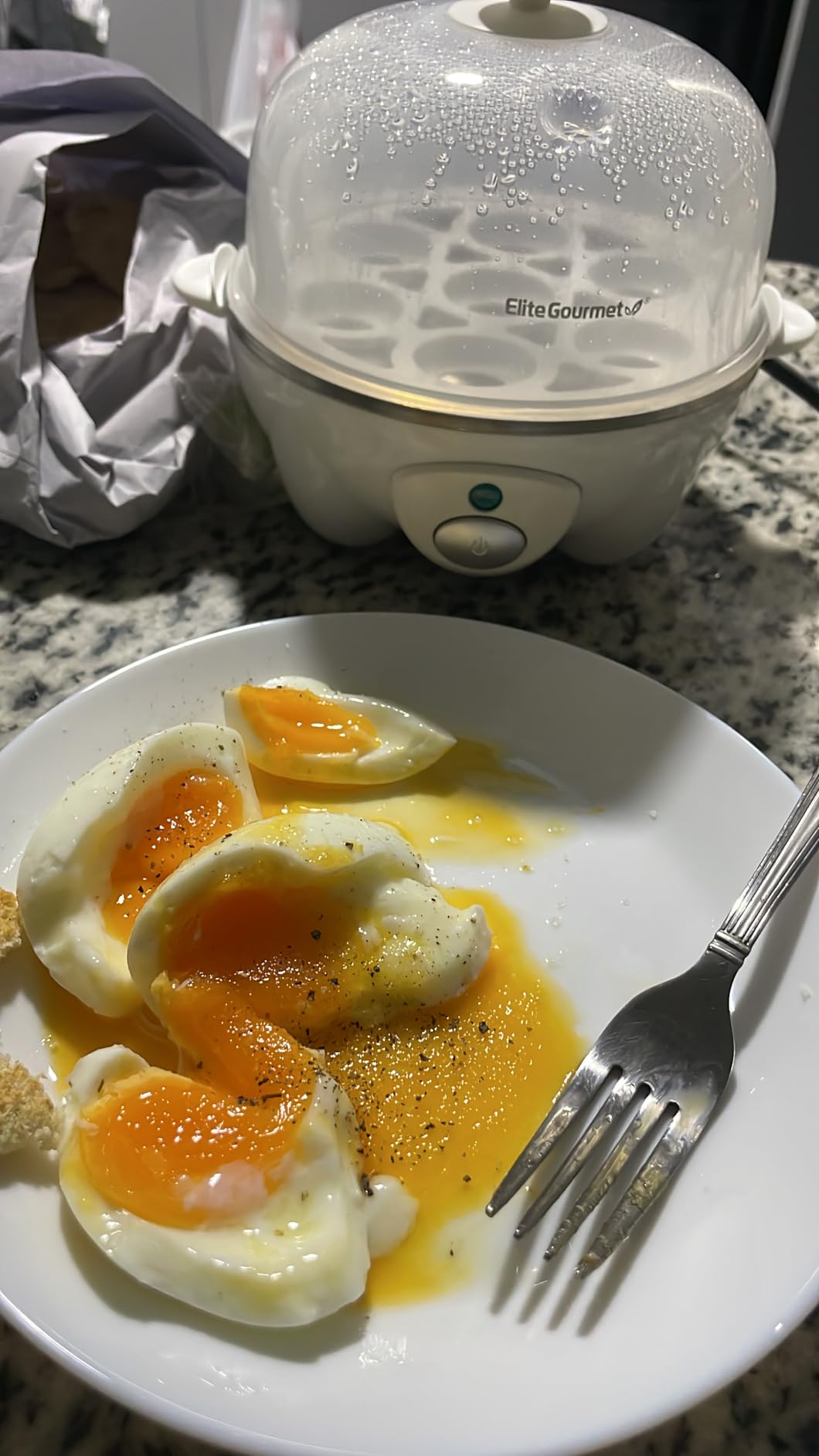 Elite Gourmet EGC-007## Rapid Egg Cooker, 7 Easy-To-Peel, Hard, Medium, Soft Boiled Eggs, Poacher, Omelet Maker, Auto Shut-Off, Alarm, 16-Recipe Booklet, White customer photo 2