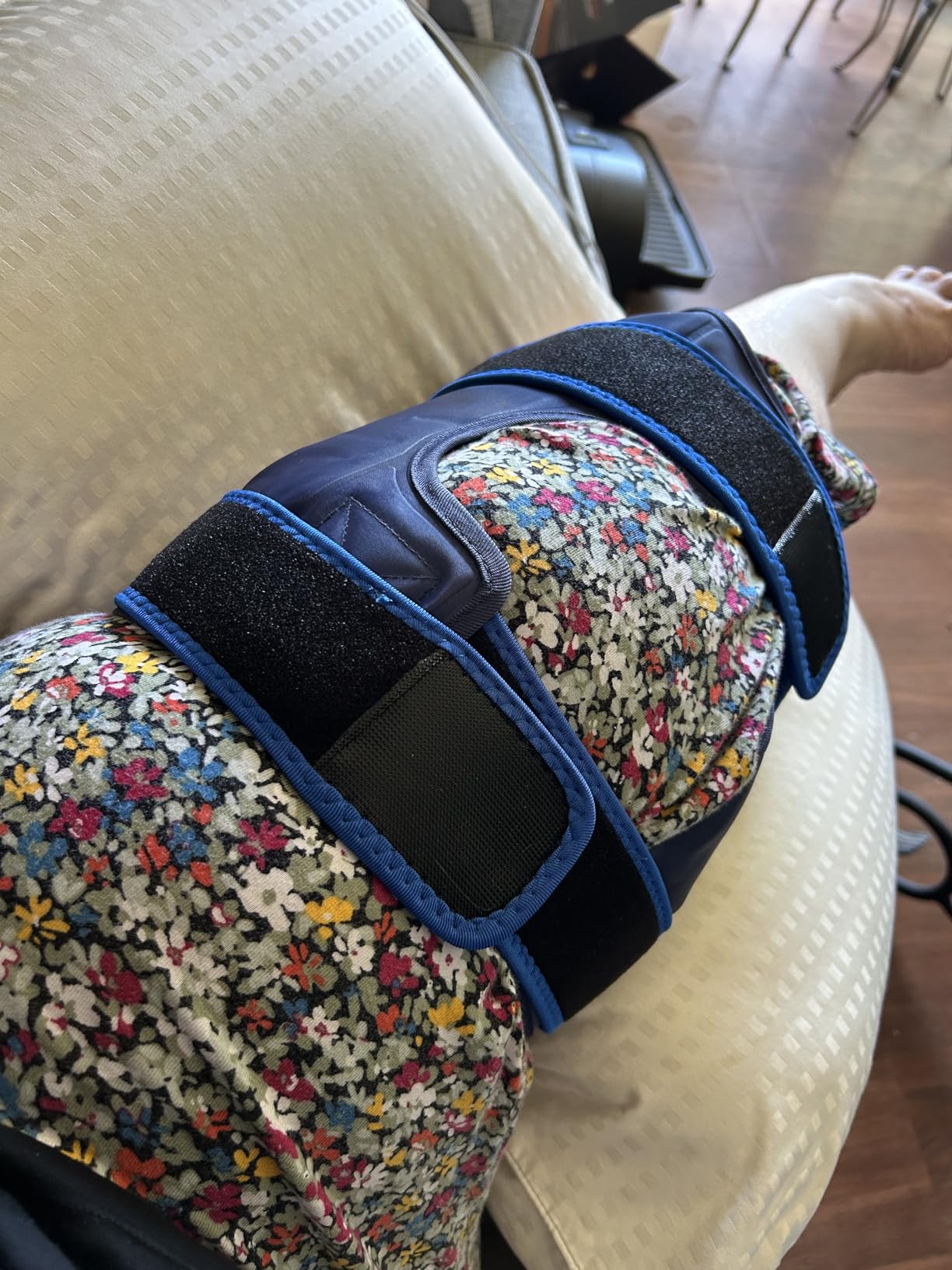 KingPavonini XXL Knee Ice Pack Wrap Around Entire Knee After Surgery, Large Reusable Gel Ice Pack for Injuries, Pain Relief, Swelling, Sports Injuries, 1 Pack (Blue) customer photo 2
