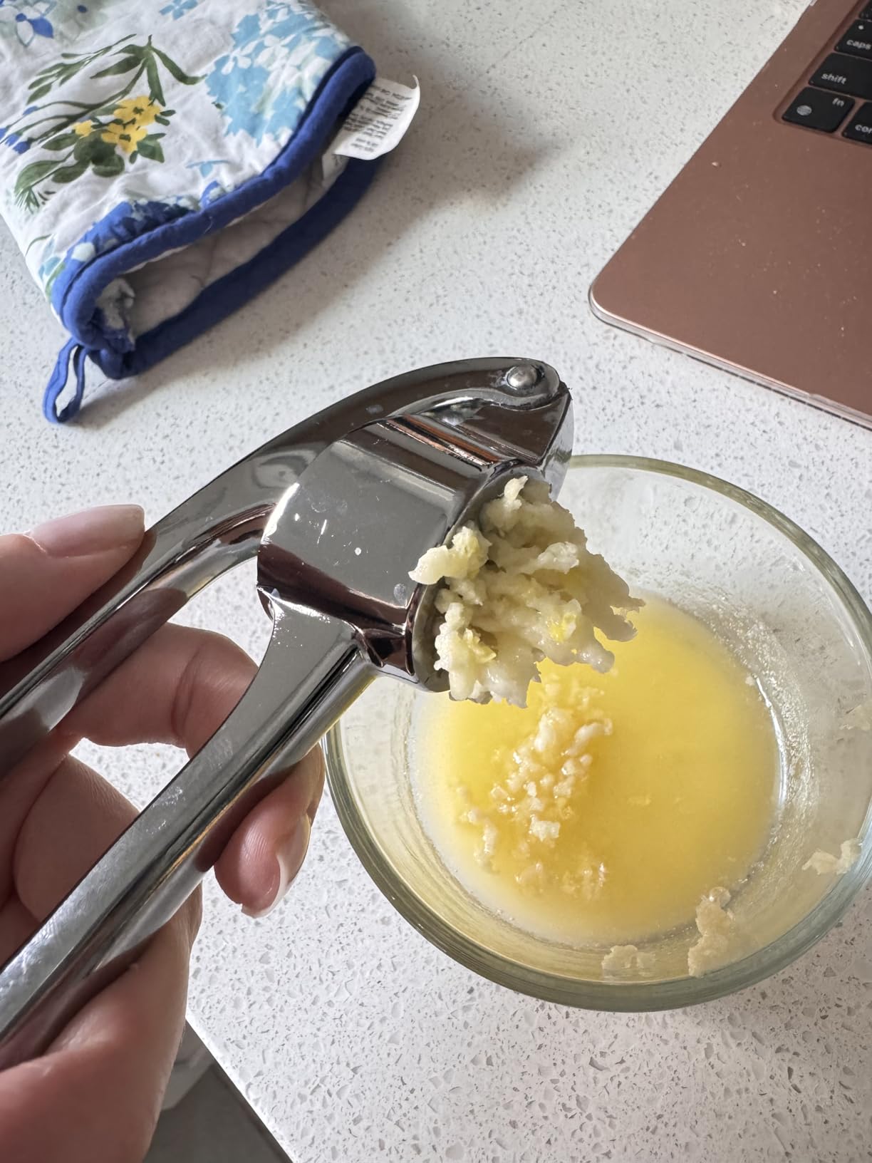 HiramWare Garlic Press, Premium Rust Proof Kitchen Garlic Mincer Crusher Squeezer with Ergonomic handle, Ginger Crusher with Good Grip, Easy to Clean, Dishwasher Safe customer photo 2