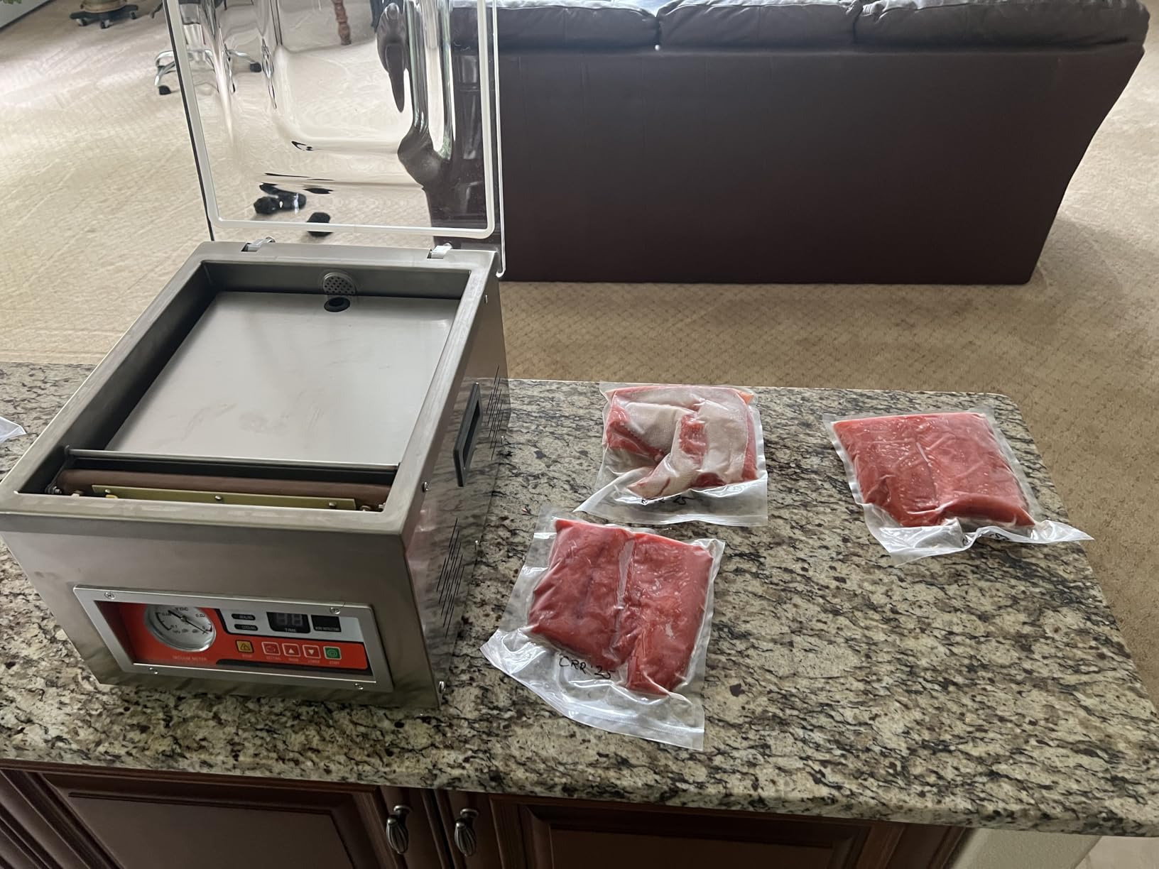 VEVOR Chamber Vacuum Sealer, 260W Sealing Power, Vacuum Packing Machine for Wet Foods, Meats, Marinades and More, Compact Size with 10.2 in Sealing Length, Applied in Home Kitchen and Commercial Use customer photo 2