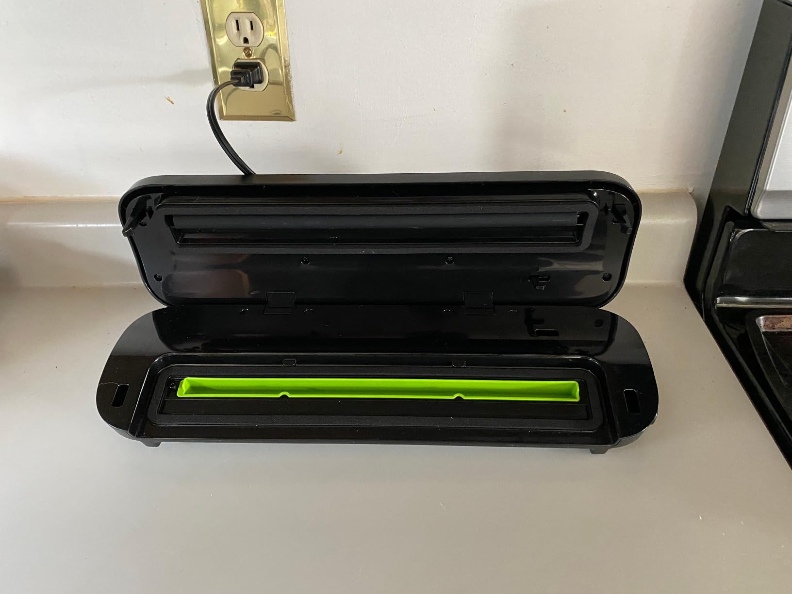 FoodSaver Space-Saving Vacuum Sealer with Bags and Roll customer photo 1