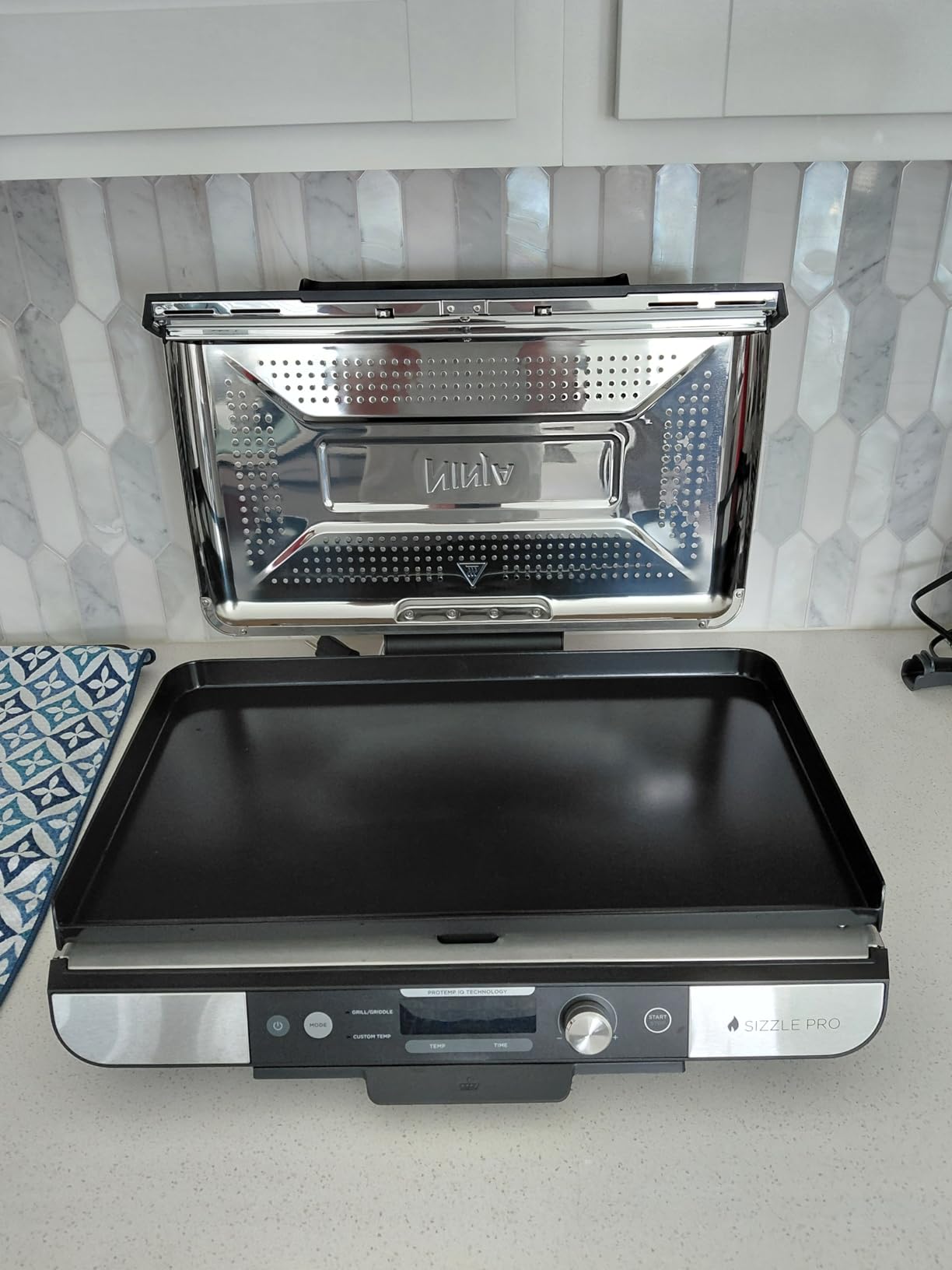 Ninja Griddle and Indoor Grill, 14'', Electric Grill, For Steak, Burgers, Salmon, Veggies, and More, Pancake Griddle, Nonstick, Dishwasher Safe, 500F, Silver, GR101 customer photo 2