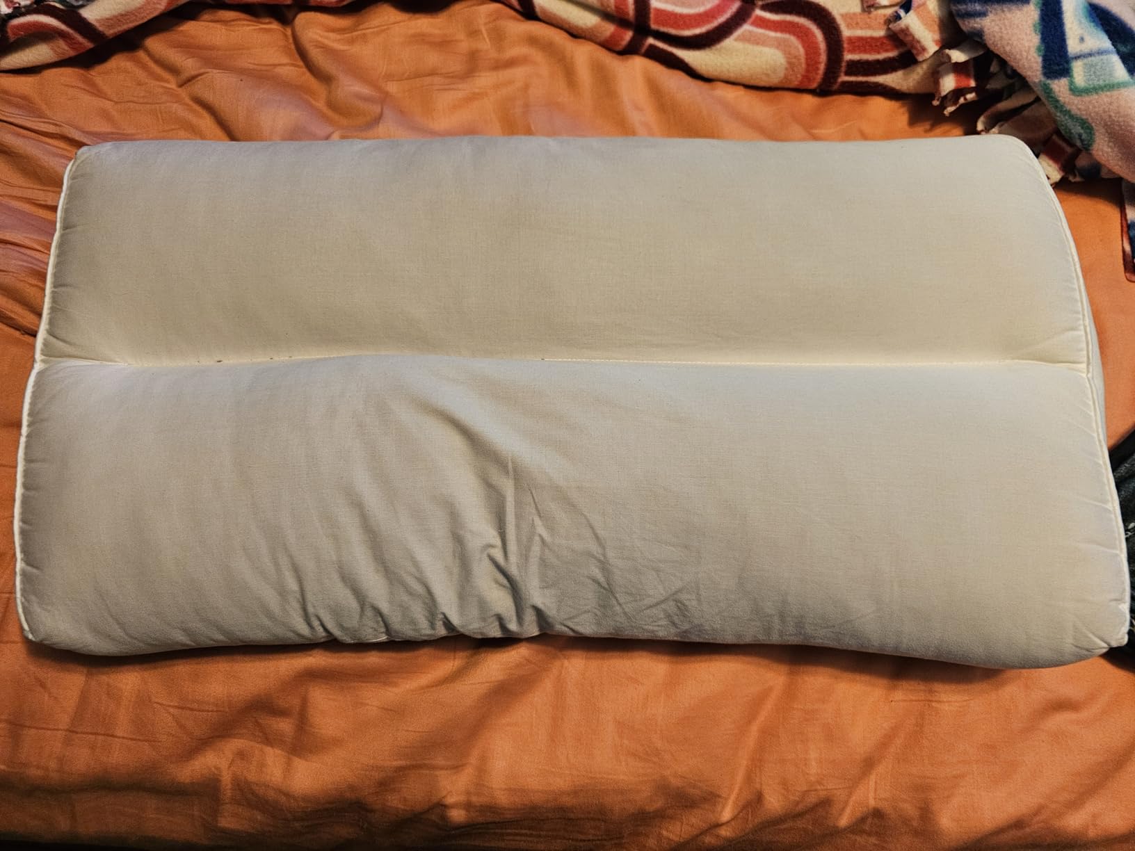 MINUPWELL Knee Pillow for Side Sleepers - Between Leg & Under Knee Pillow for Back Sleepers - Leg Pillow with 850G 7D Alternative for Relieving Leg, Back, and Knee Pain - 100% Cotton Fabric - White customer photo 2