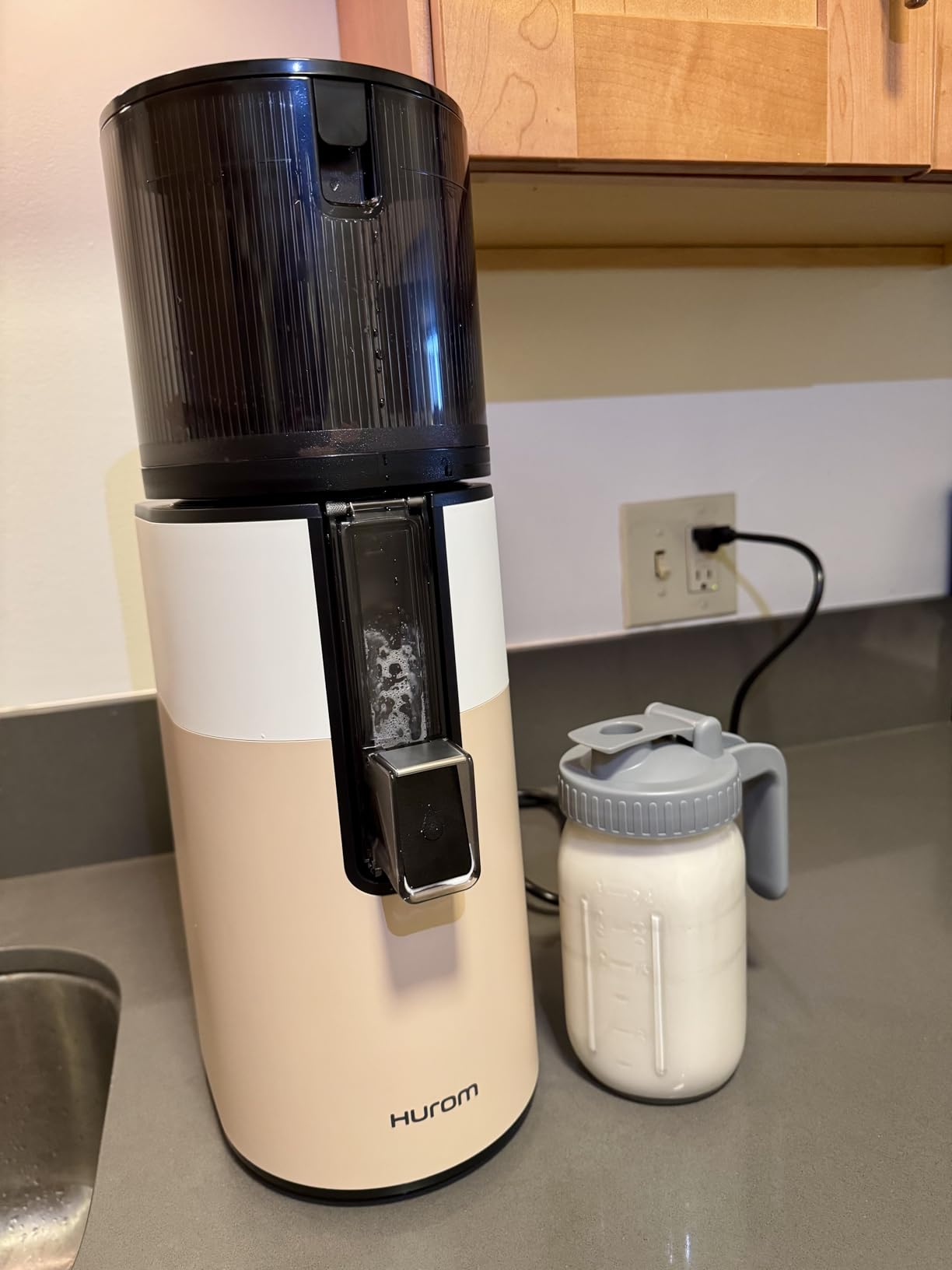H400 Cold Press Juicer Machine, Award Winning Masticating Slow Juicer, Easy to Clean, Strainer & Hands Free with Self Feeding, Wide Mouth Hopper, Easy Assembly (Two-Tone Beige) customer photo 1