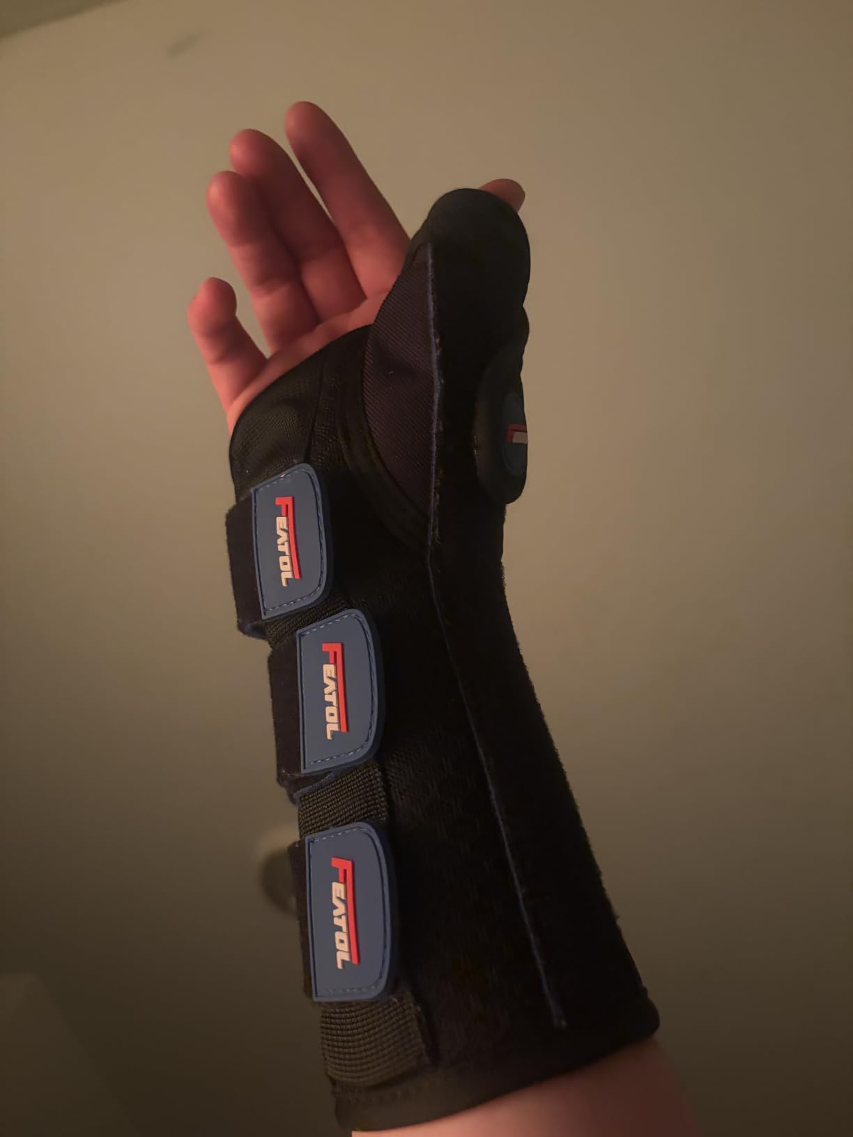 FEATOL Carpal Tunnel Wrist Brace Night Support, Thumb Spica Splint Right Hand for De Quervains Tenosynovitis, Tendonitis, Thumb Brace for Women Men, Black Blue, Small/Medium customer photo 2