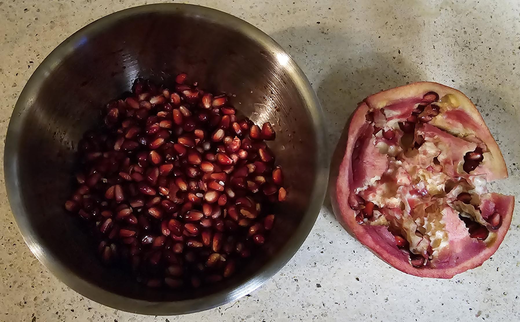 Amosfun Kitchen Pomegranate Deseeder Peeler Tool Set with Bowl and Wooden Hammer 6.88X4.72X2.75In Pomegranate Seed Remover for Easy Peeling and Deseeding customer photo 2