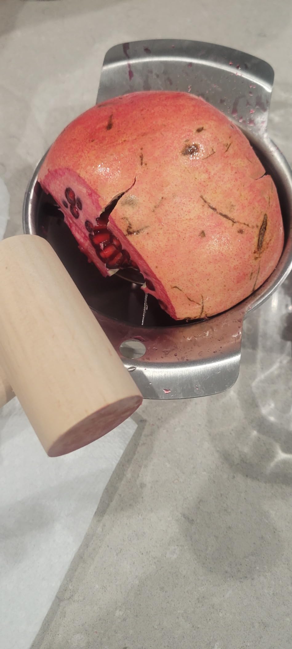 IMIKEYA Pomegranate Peeler Pomegranate Arils Removal Tool Stainless Steel Pomegranate Deseeder Peeling Tool Fruit Pomegranate Juicer with Bowl and Wooden Hammer customer photo 1