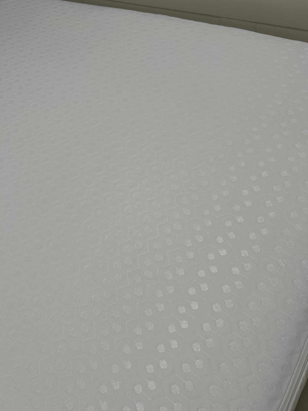 AllerEase Platinum Zip-Off Top Waterproof Mattress Protector Queen Size 360 Degree Zipper Allergen Barrier Temperature Balancing Luxurious Plush Top Separately Machine Washable Mattress Cover (White) customer photo 2
