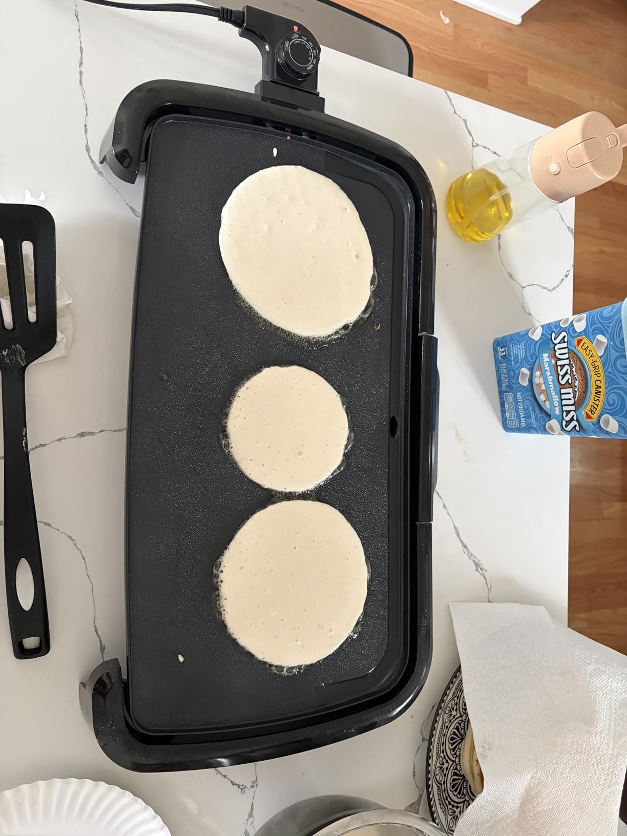 Amazon Basics Electric Griddle with Nonstick Ceramic Coating, Flat Grill for Pancake, 10 x 20 inches, Black customer photo 1