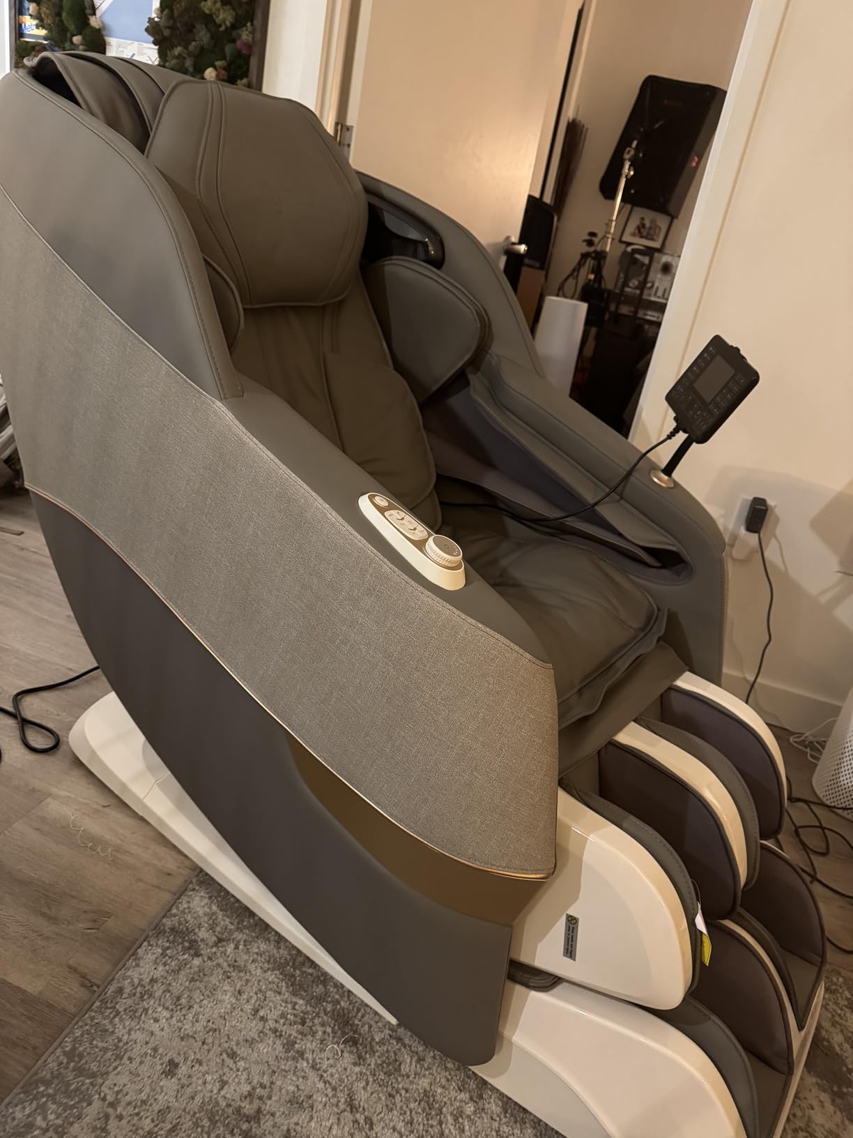 MYNTA Massage Chair Full Body, 170 Degree Flexible SL Track Shiatsu 3D Massage Chairs with Zero Gravity, Bluetooth Speaker, Airbags & Heating, MC1650(Grey) customer photo 1