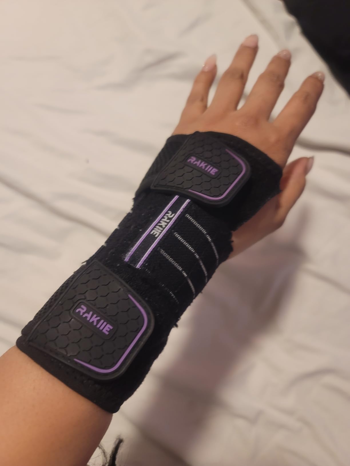 Rakiie 2 Pack Carpal Tunnel Wrist Braces, Adjustable Wrist Support Splint for Night Sleep & Daytime Working, Hand Braces Pain Relief for Arthritis, Typing, Pregnancy, Men Women (Gray, M) customer photo 1