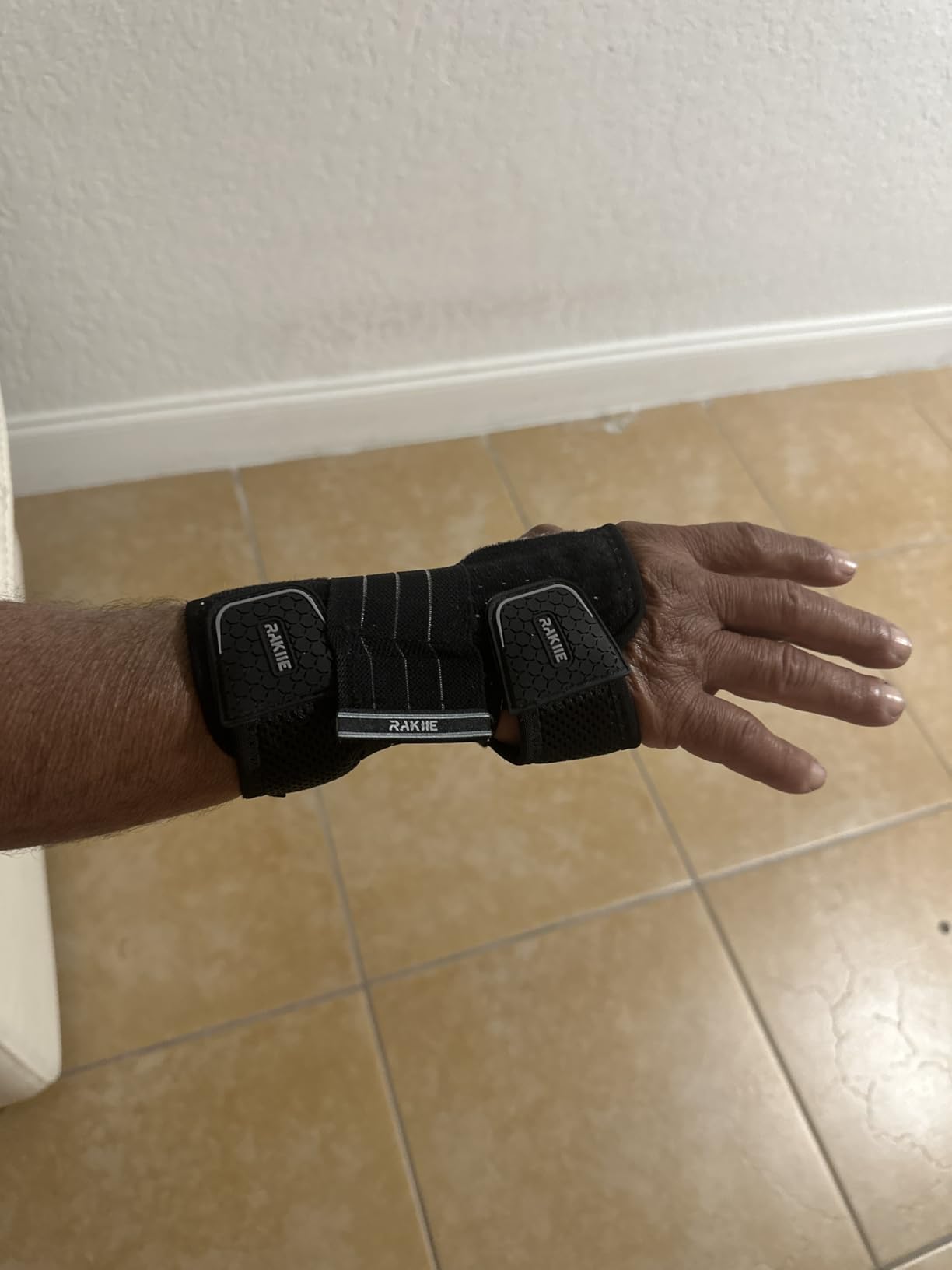 Rakiie 2 Pack Carpal Tunnel Wrist Braces, Adjustable Wrist Support Splint for Night Sleep & Daytime Working, Hand Braces Pain Relief for Arthritis, Typing, Pregnancy, Men Women (Gray, M) customer photo 2