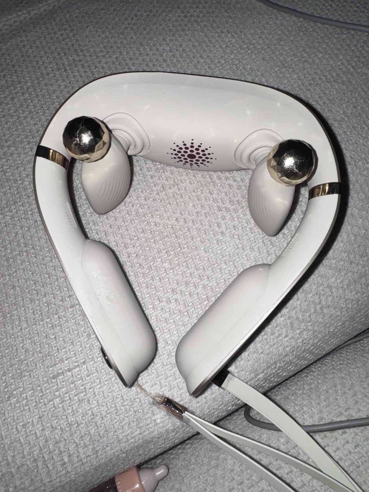 SKG PS700 Neck Massager with Heat for Strain Relief Deep Tissue, Red Light Warmth, 360° Bionic Kneading, Cordless Portable Neck and Shoulder Shiatsu Massager customer photo 2