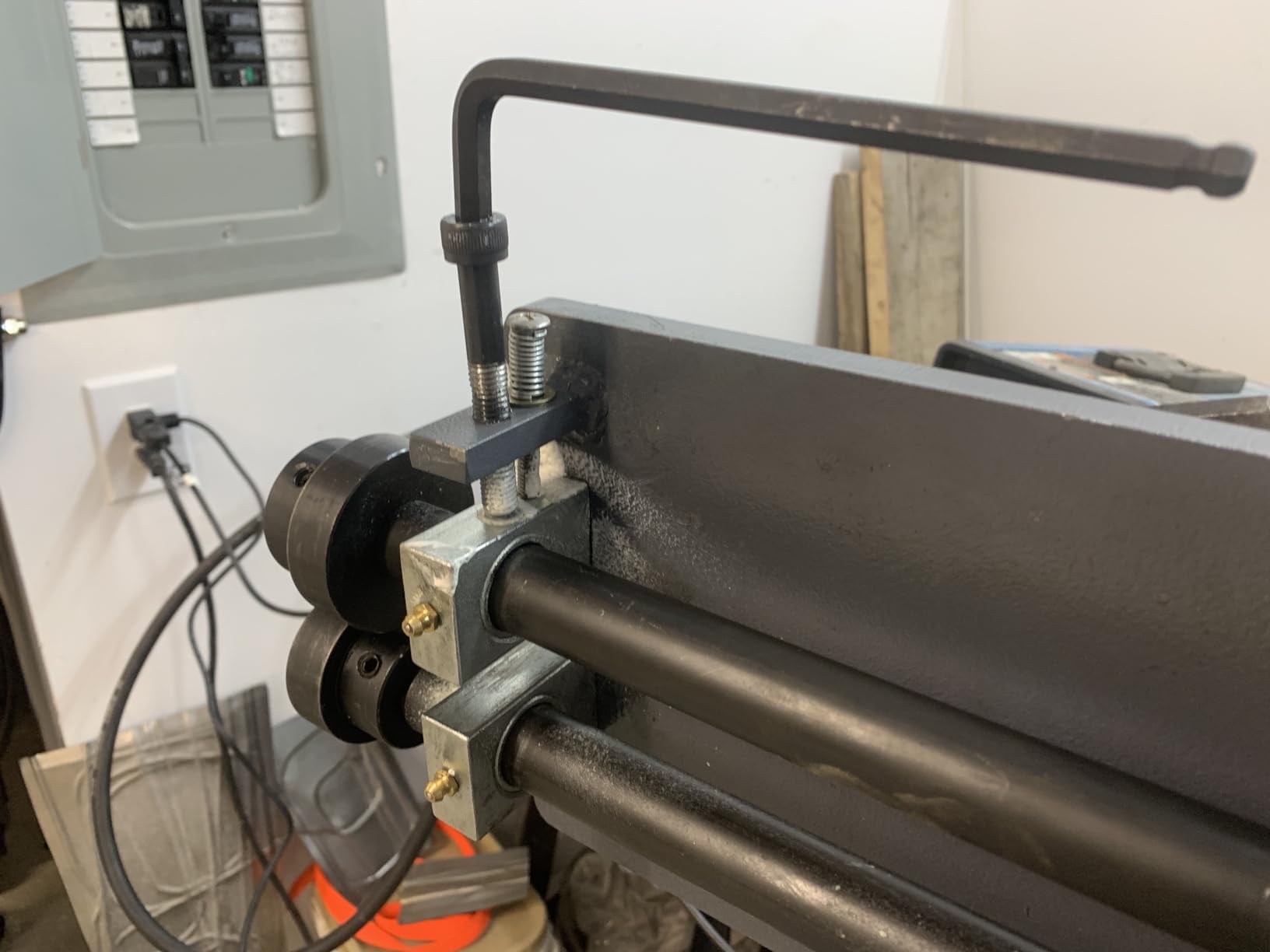 KAKA INDUSTRIAL Sheet Metal Bead Roller with Dies, 7-Inch Throat Depth, 22-Gauge Mild Steel Capacity Sheet Metal Rotary Forming Machine, Adjustability HVAC Tools Fabrication Bead Rolling Machine RM-08 customer photo 4