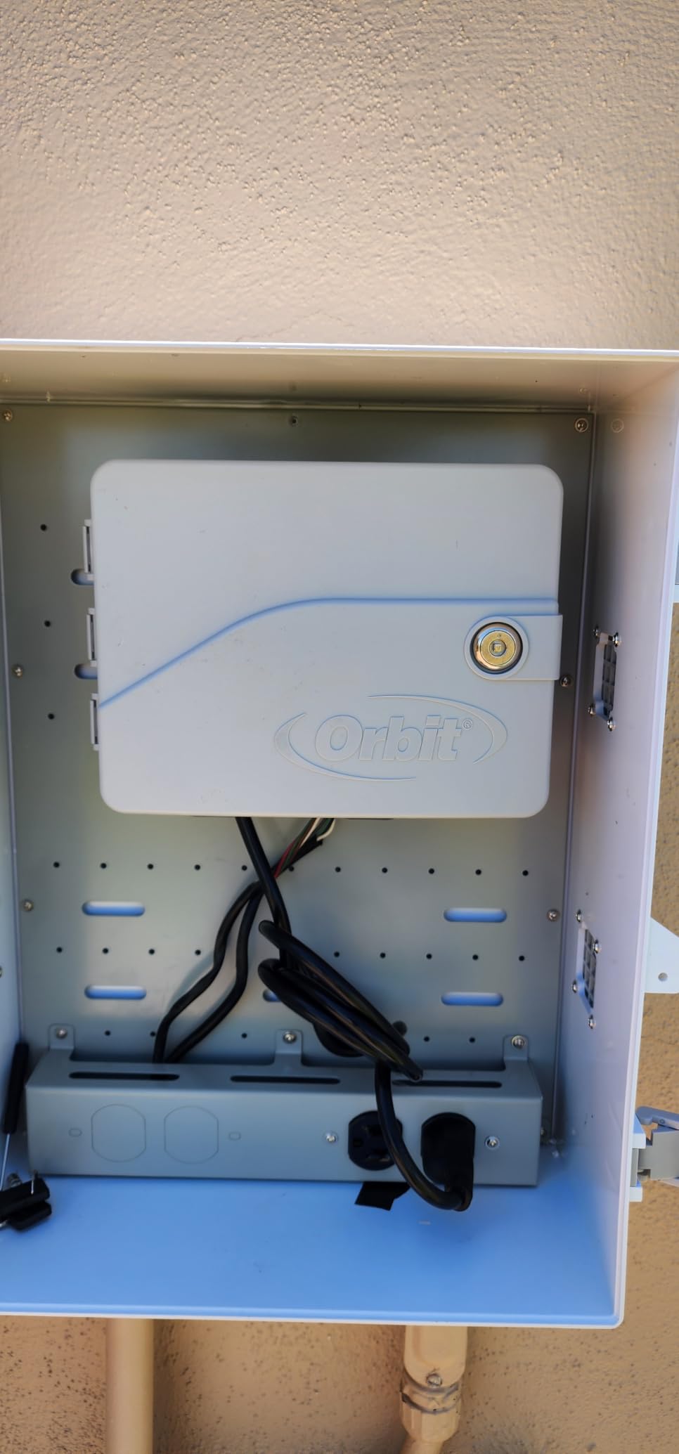 Orbit B-hyve Smart Indoor/Outdoor Sprinkler Controller - 6-Zone - App Controlled Smart Controller with Custom Irrigation Schedules - Weatherproof customer photo 2