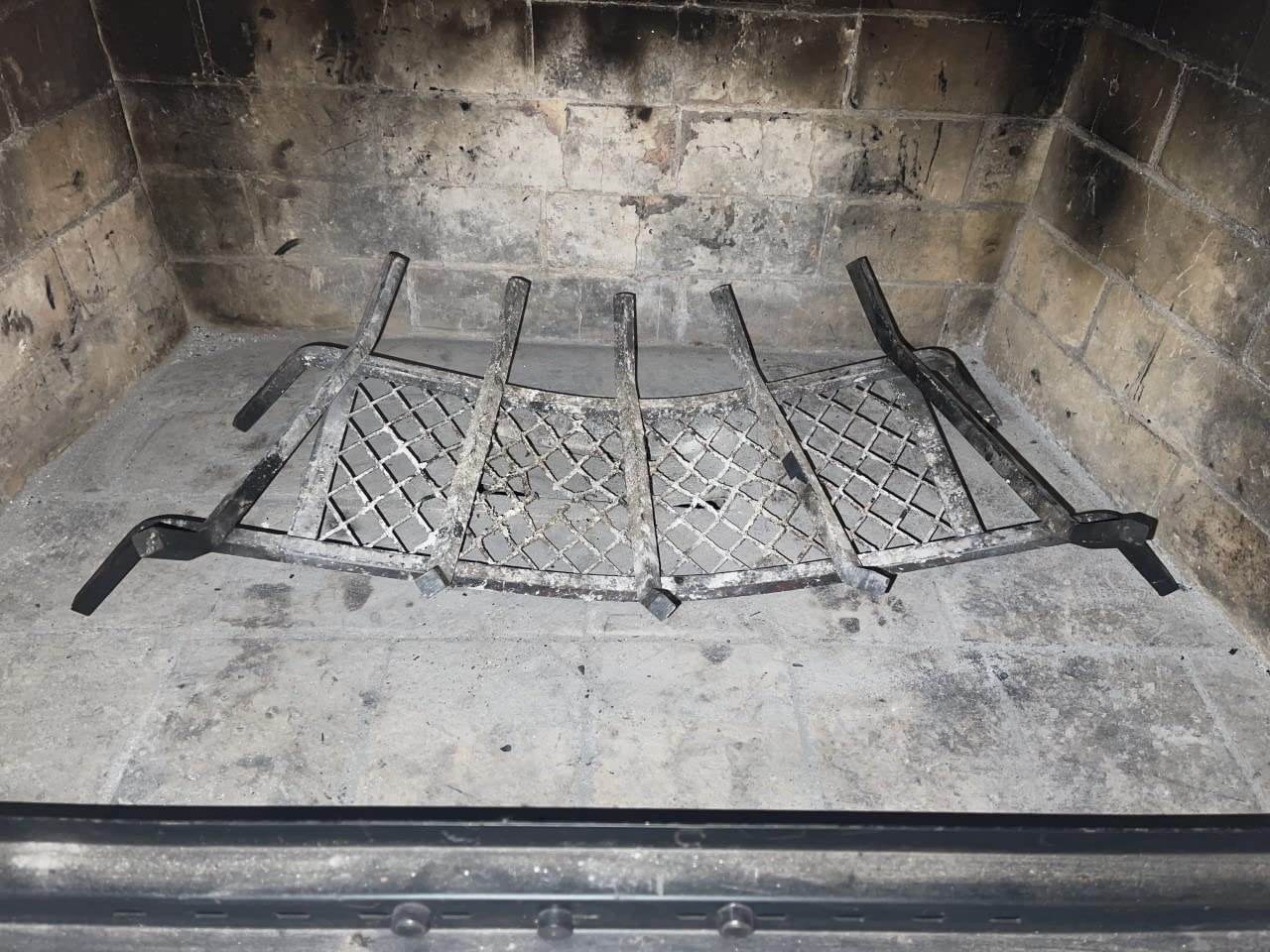 Rocky Mountain Goods 23-inch Fireplace Grate with Ember Retainer - 1/2
