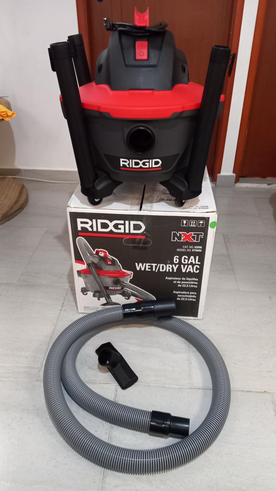 RIDGID 62698 RT0600 NXT 6-Gal. Wet Dry Shop Vacuum with Casters, 4.25 Peak HP Motor, and Pro Locking Hose, Dark Gray and Red customer photo 1